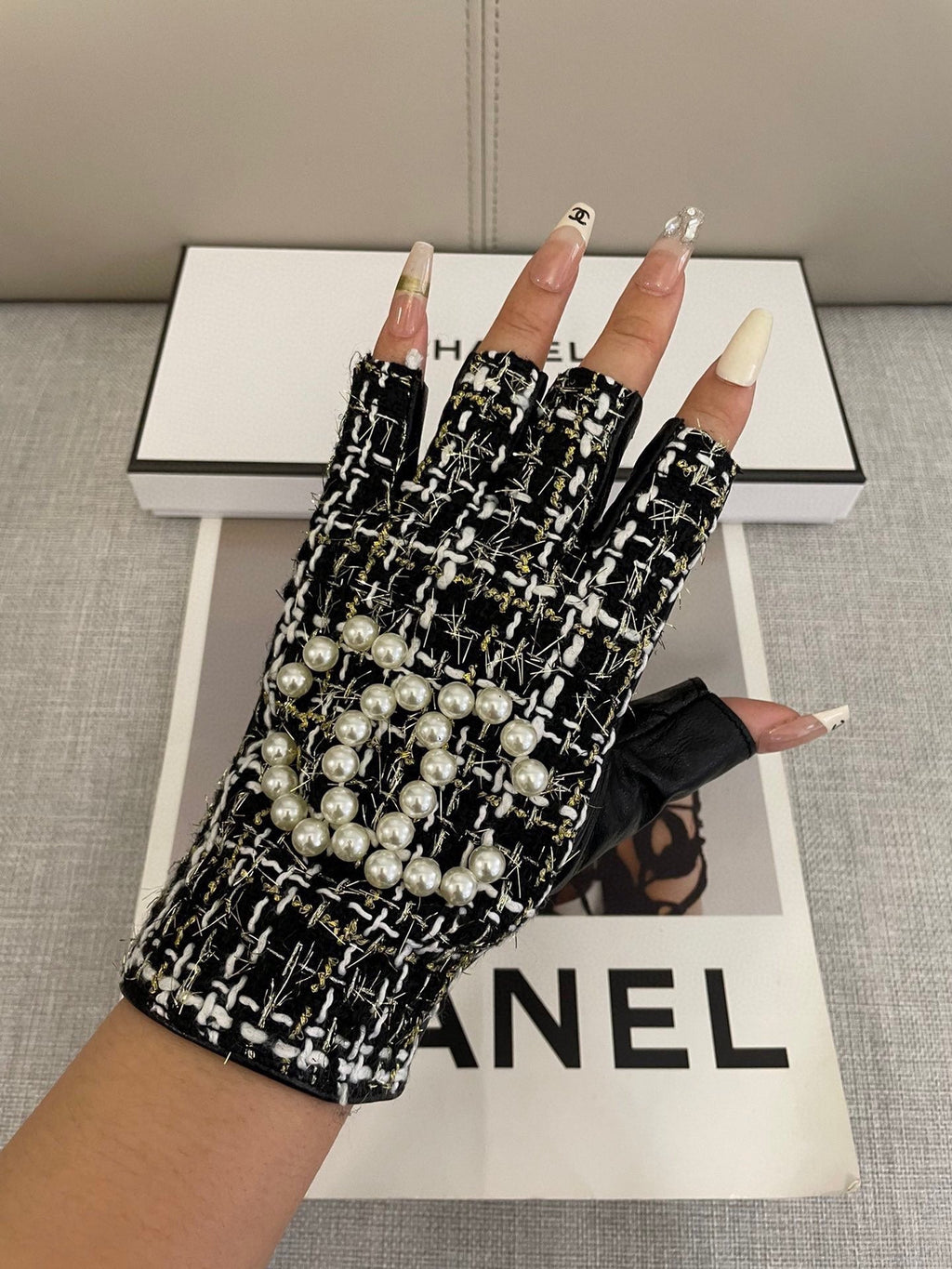 CHANEL FINGERLESS GLOVES IN BLACK MIX WHITE WOOL TWEED 463847