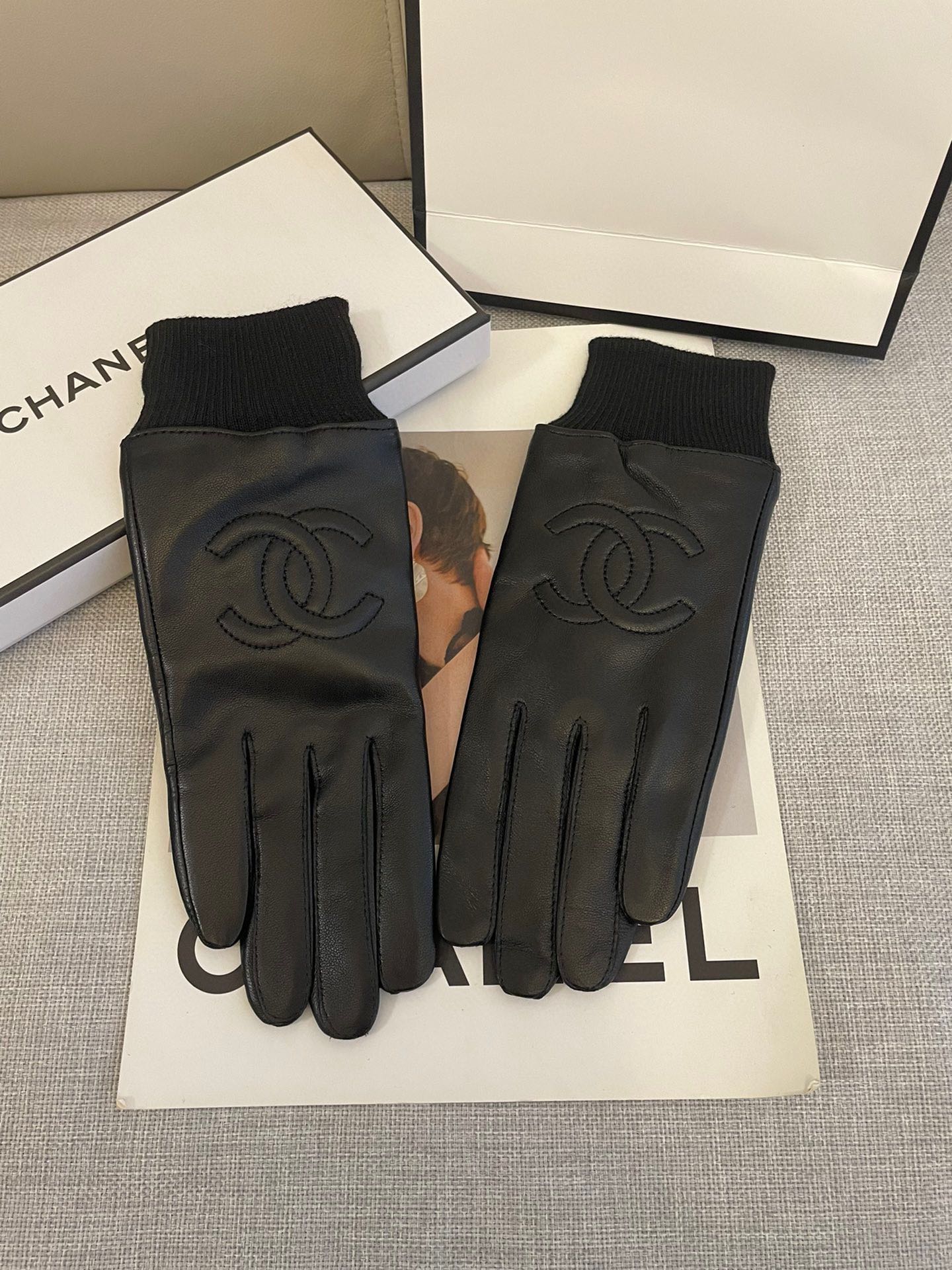 CHANEL GLOVES IN BLACK SHEEPSKIN 463849