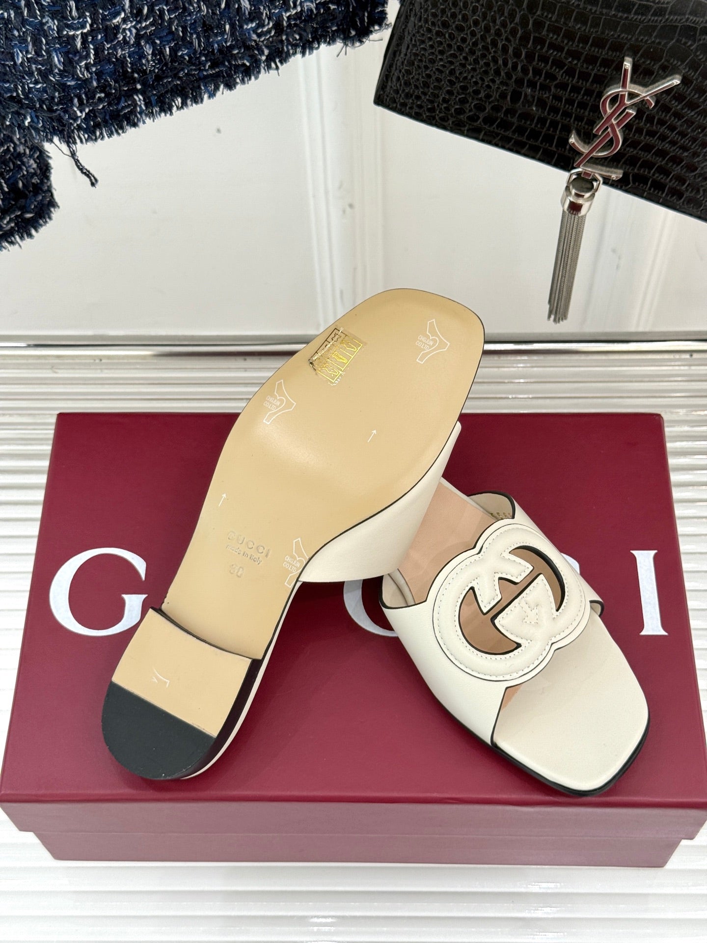 GUCCI SLIDE SANDALS IN CREAM WHITE CALFSKIN