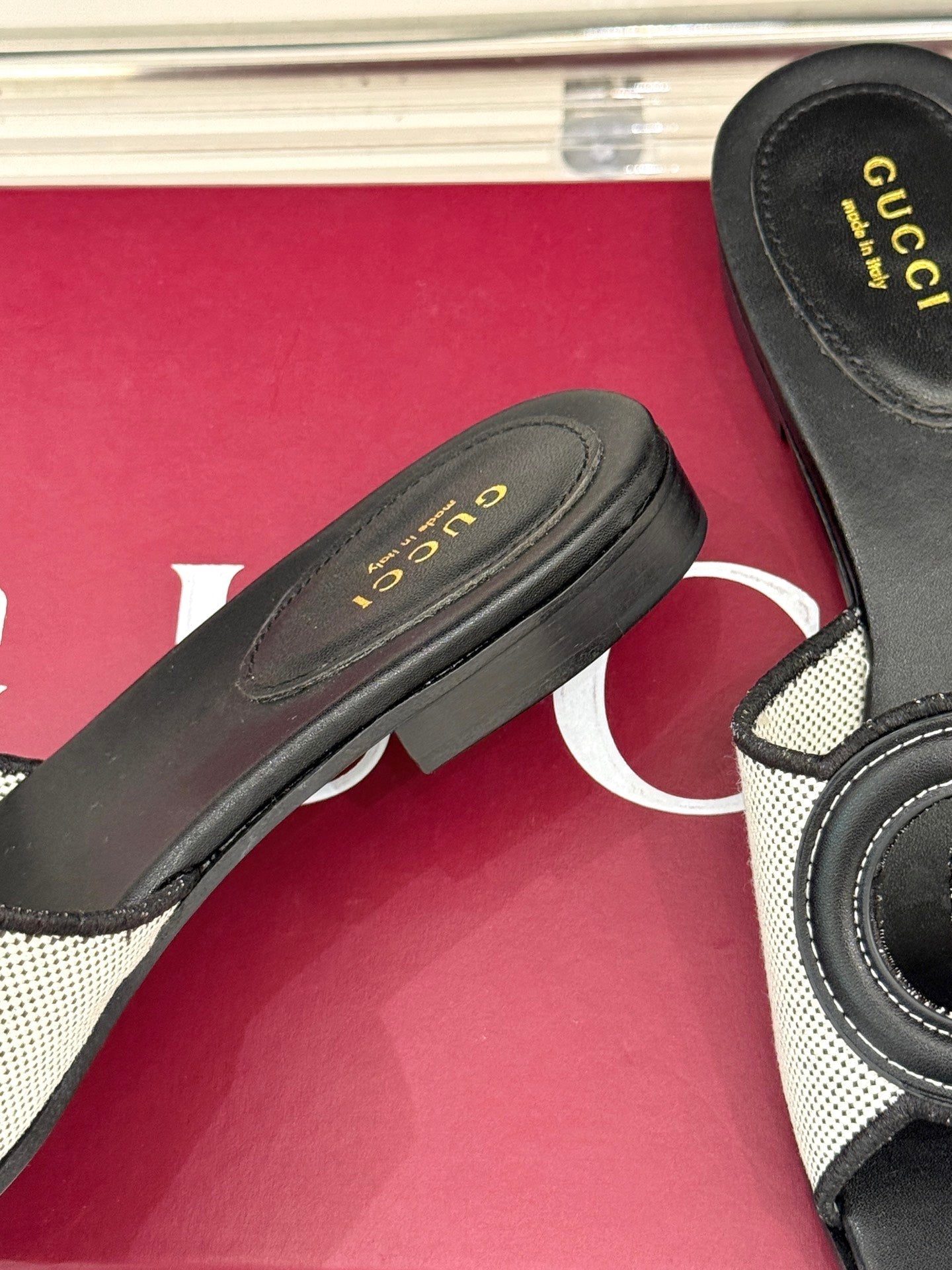 GUCCI SLIDE SANDALS IN BLACK AND WHITE CALFSKIN