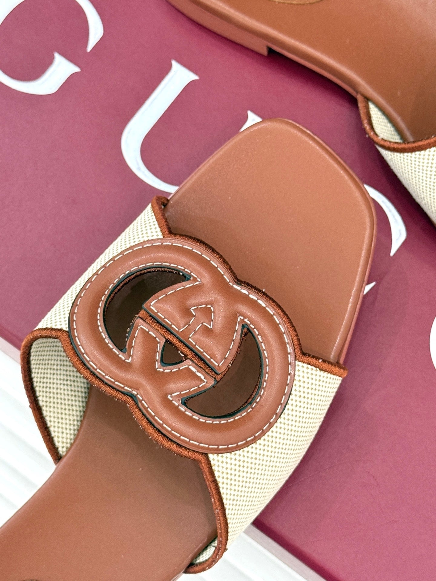 GUCCI SLIDE SANDALS IN BROWN AND CREAM WHITE CALFSKIN