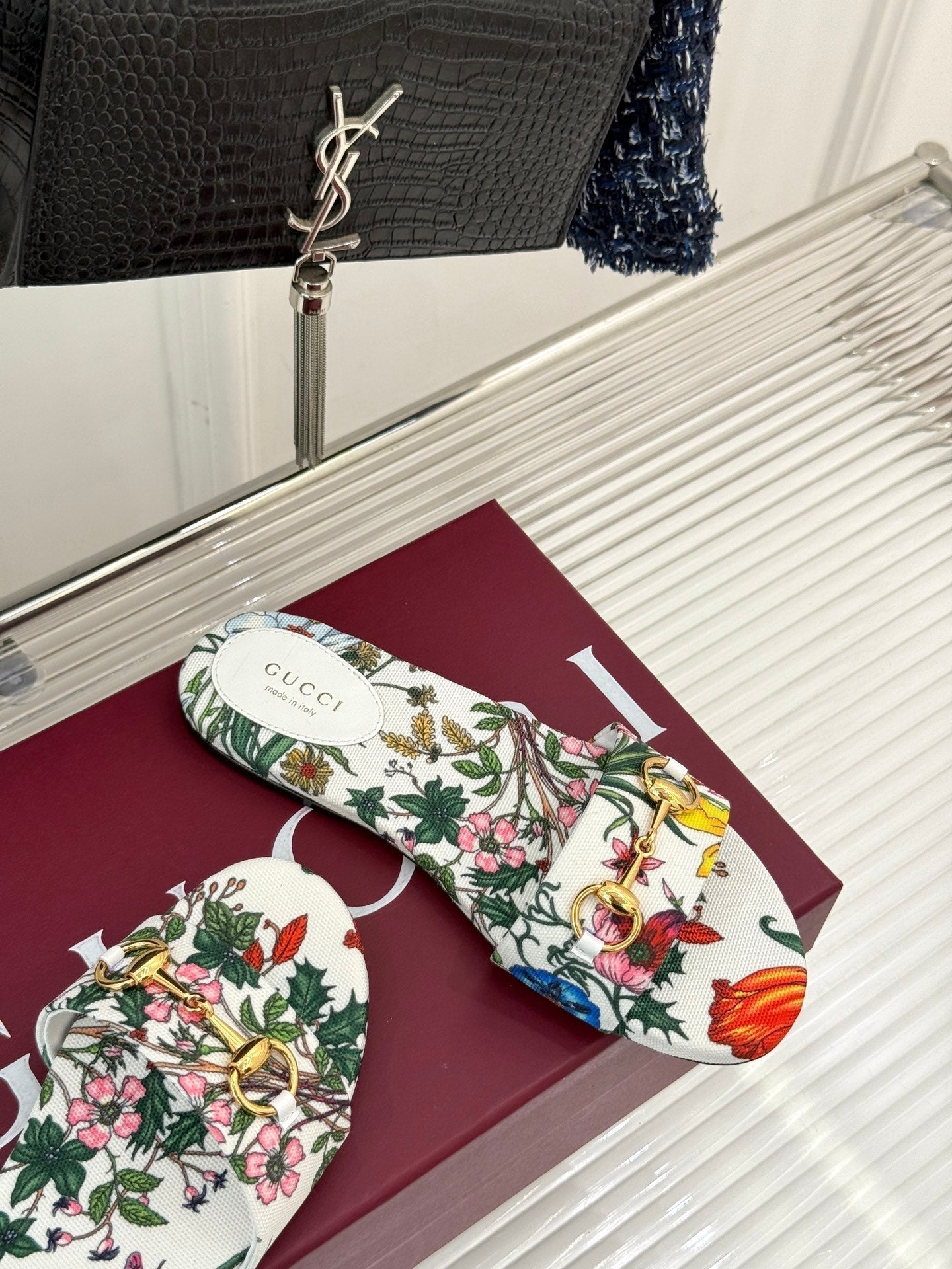GUCCI SLIDE SANDALS IN WHITE FABRIC FLORAL AND LEAF PRINT