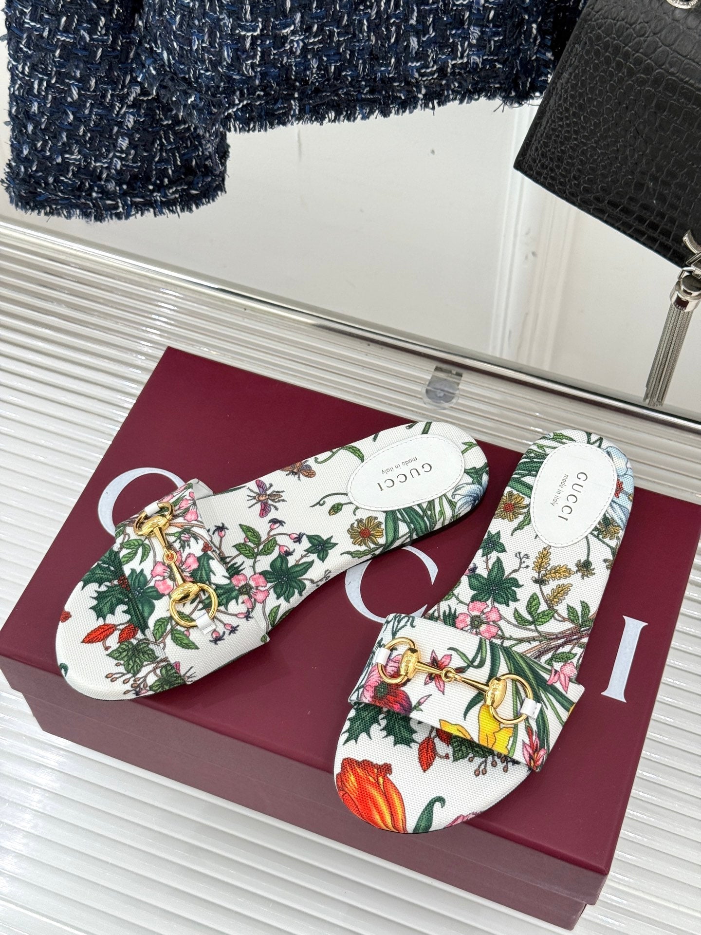 GUCCI SLIDE SANDALS IN WHITE FABRIC FLORAL AND LEAF PRINT