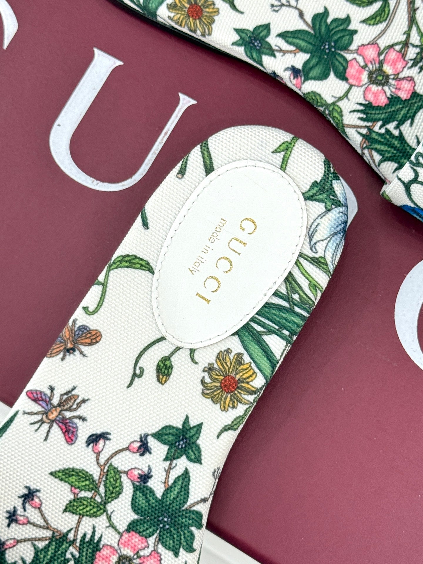 GUCCI SLIDE SANDALS IN WHITE FABRIC FLORAL AND LEAF PRINT