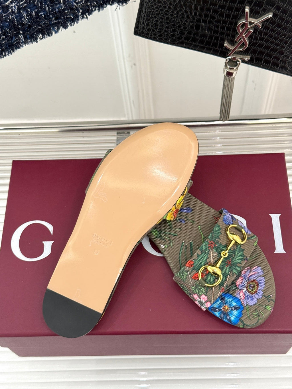 GUCCI SLIDE SANDALS IN WARM BEIGE FABRIC FLORAL AND LEAF PRINT