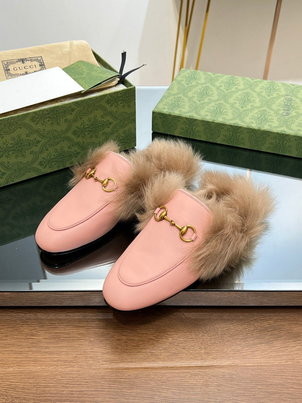 GUCCI HORSEBIT MULE IN LIGHT PINK CALFSKIN AND LAMB WOOL LINING