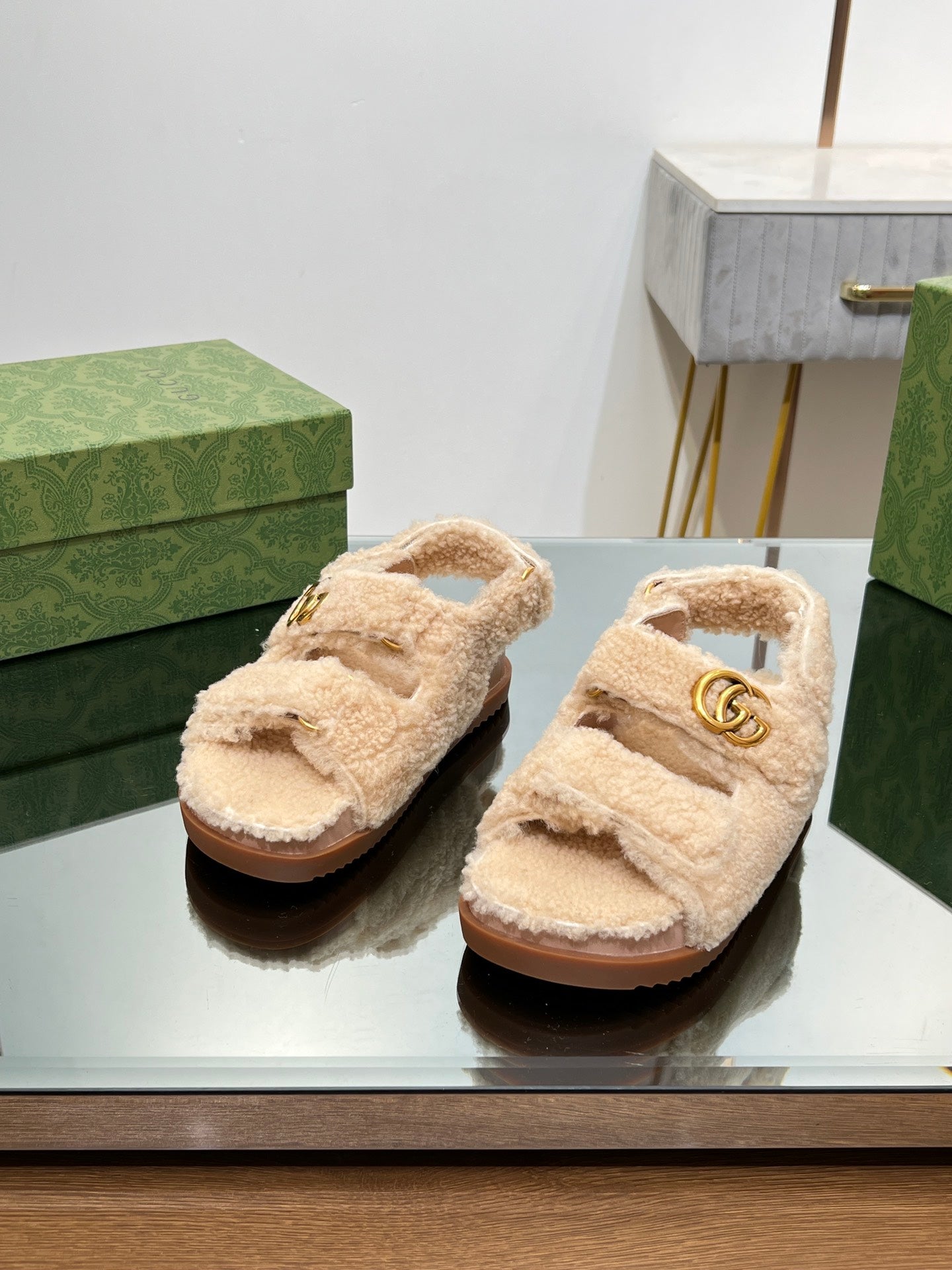 GUCCI DAD SANDALS IN TAN BEIGE FLEECE WITH GOLD HARDWARE
