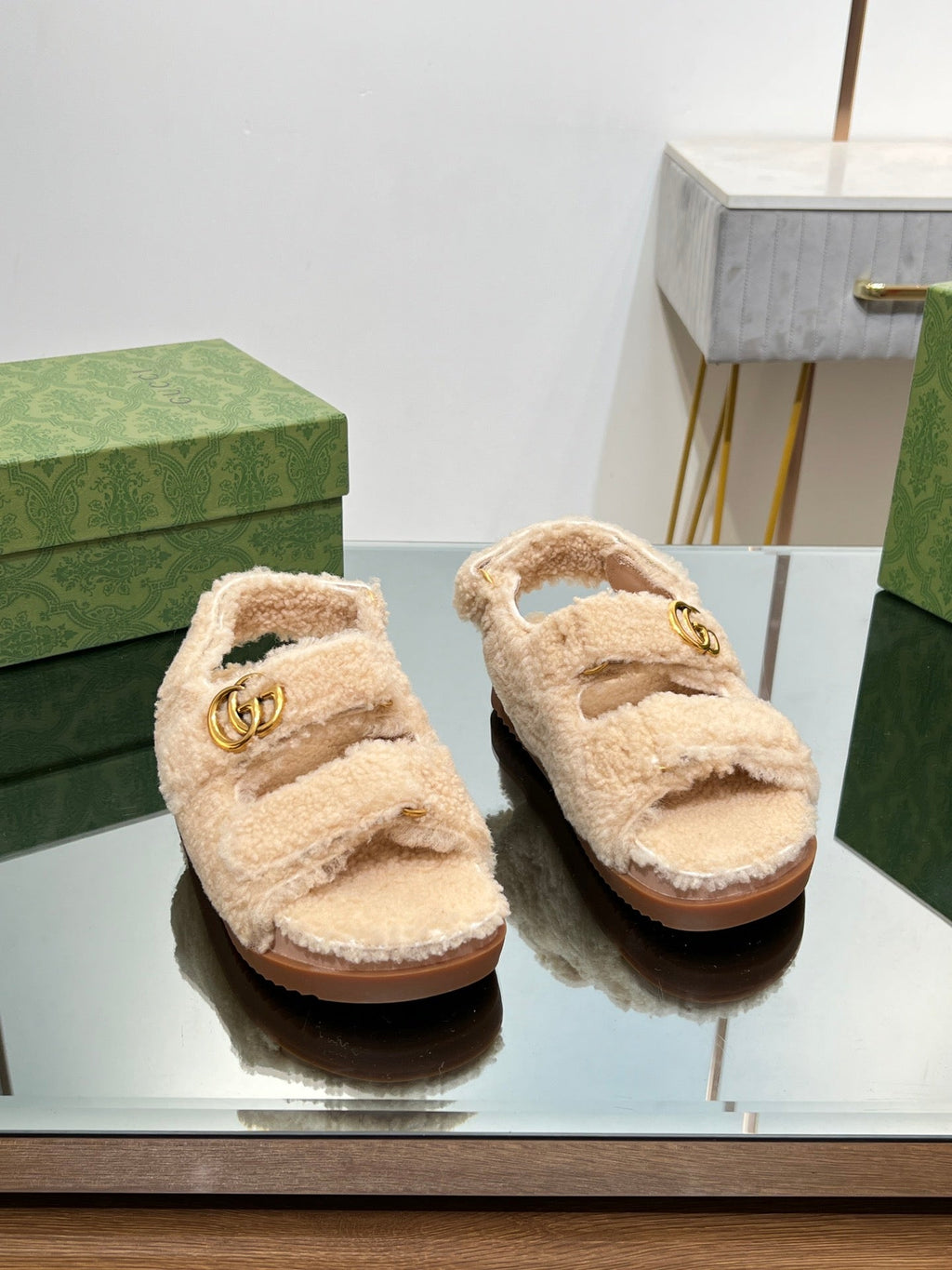 GUCCI DAD SANDALS IN TAN BEIGE FLEECE WITH GOLD HARDWARE