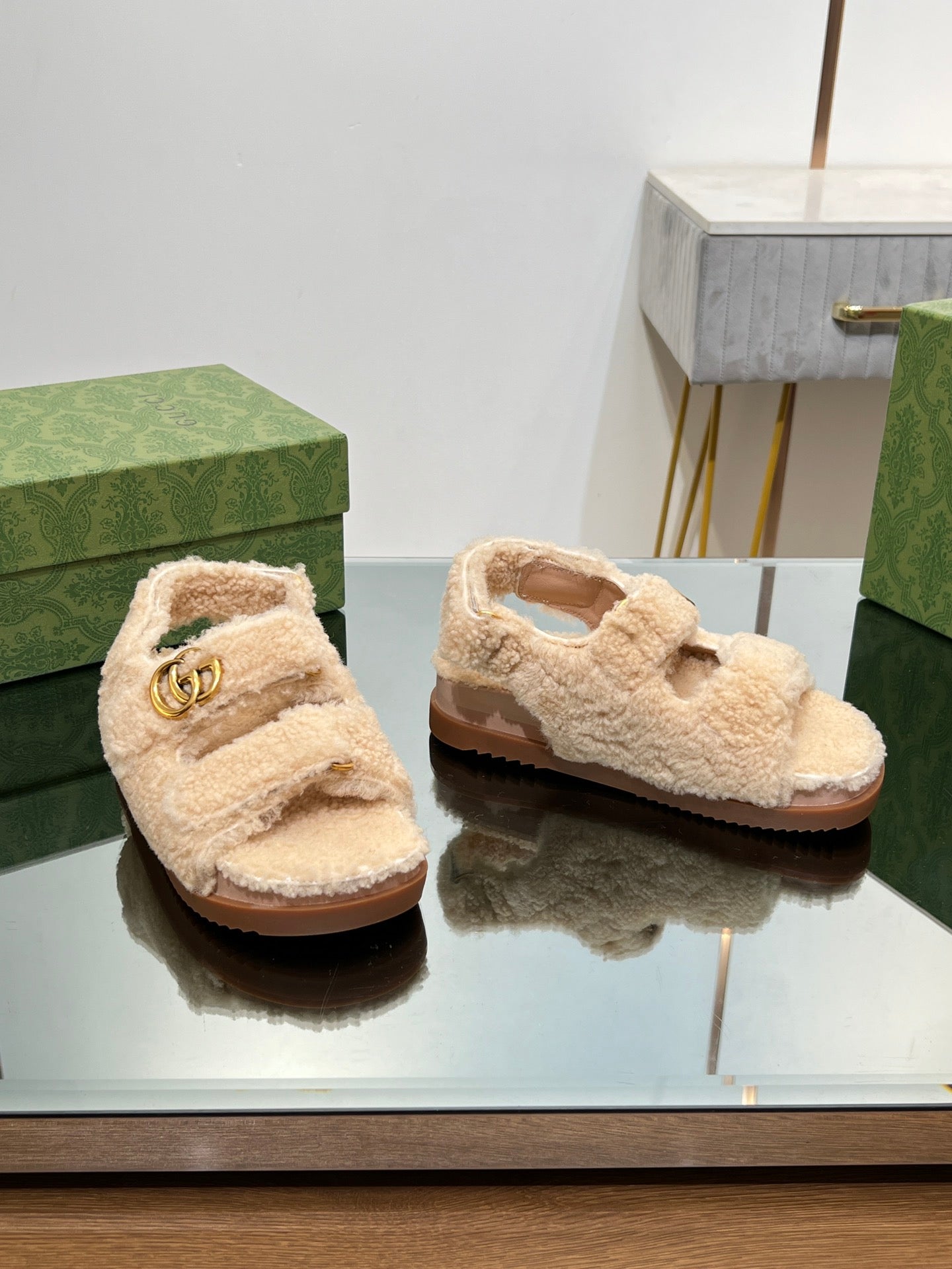 GUCCI DAD SANDALS IN TAN BEIGE FLEECE WITH GOLD HARDWARE