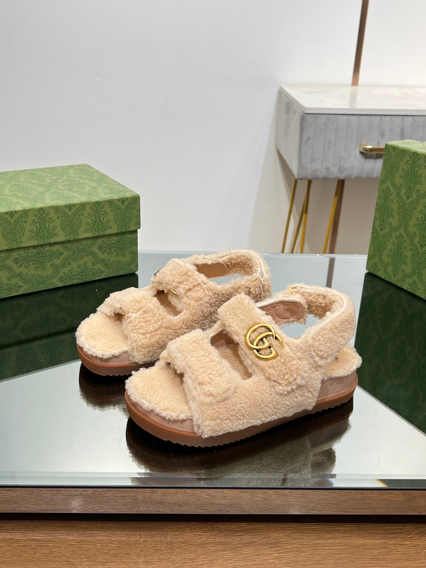GUCCI DAD SANDALS IN TAN BEIGE FLEECE WITH GOLD HARDWARE