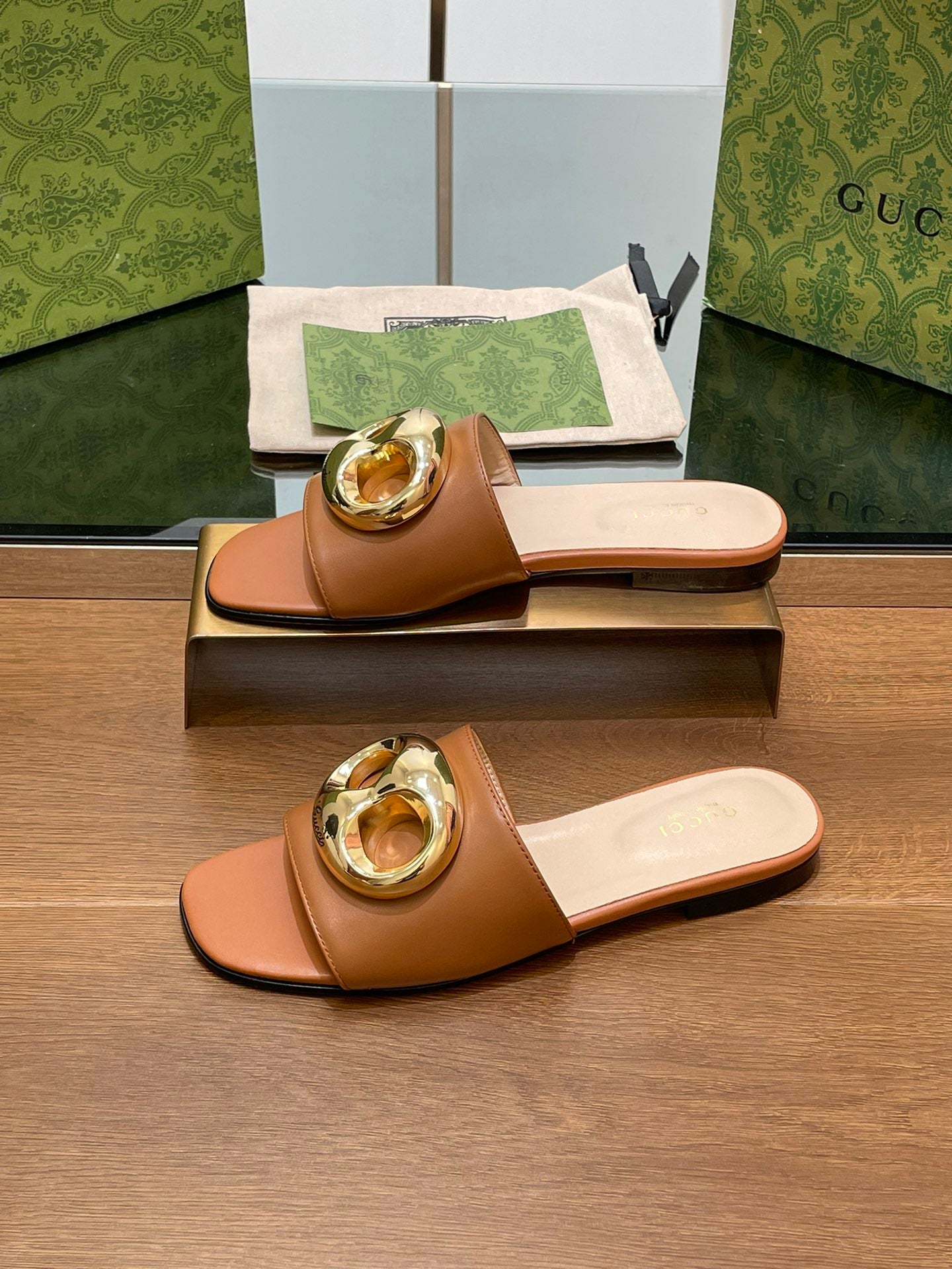 GUCCI FLAT MULE IN BRONE BROWN CALFSKIN WITH GOLD HARDWARE