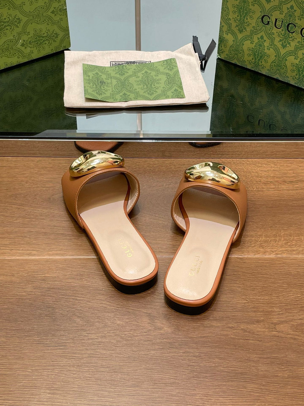 GUCCI FLAT MULE IN BRONE BROWN CALFSKIN WITH GOLD HARDWARE