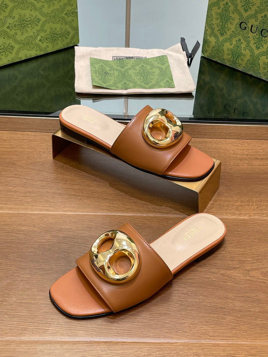 GUCCI FLAT MULE IN BRONE BROWN CALFSKIN WITH GOLD HARDWARE