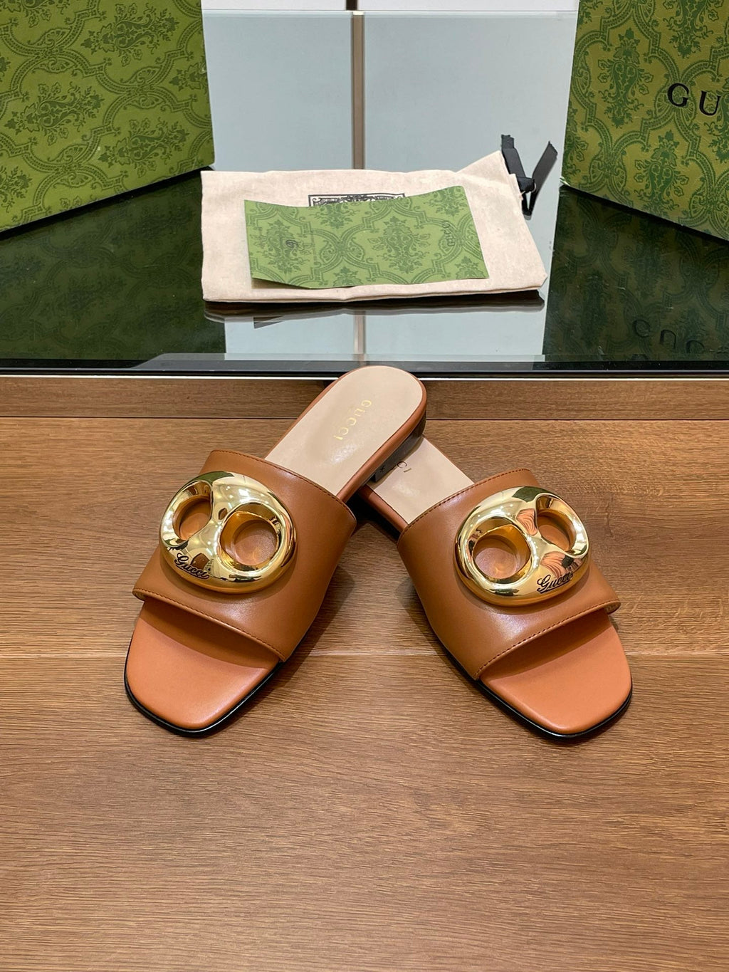 GUCCI FLAT MULE IN BRONE BROWN CALFSKIN WITH GOLD HARDWARE