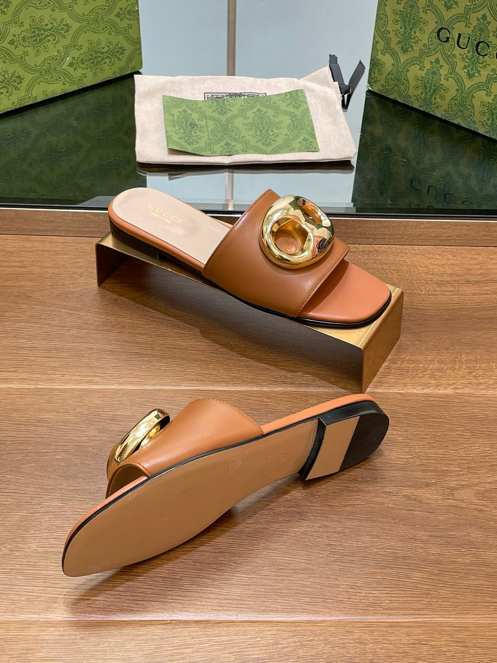 GUCCI FLAT MULE IN BRONE BROWN CALFSKIN WITH GOLD HARDWARE