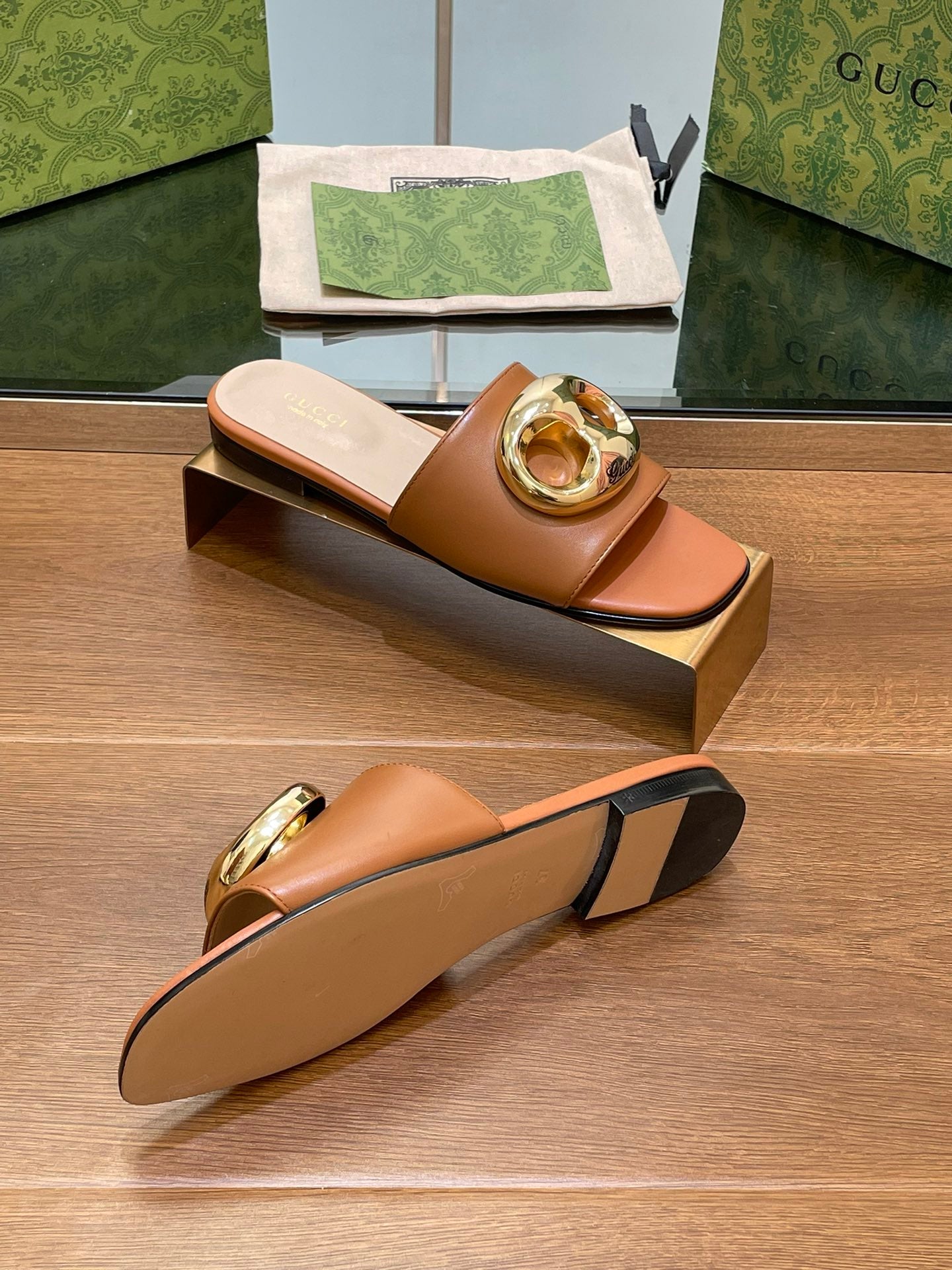 GUCCI FLAT MULE IN BRONE BROWN CALFSKIN WITH GOLD HARDWARE