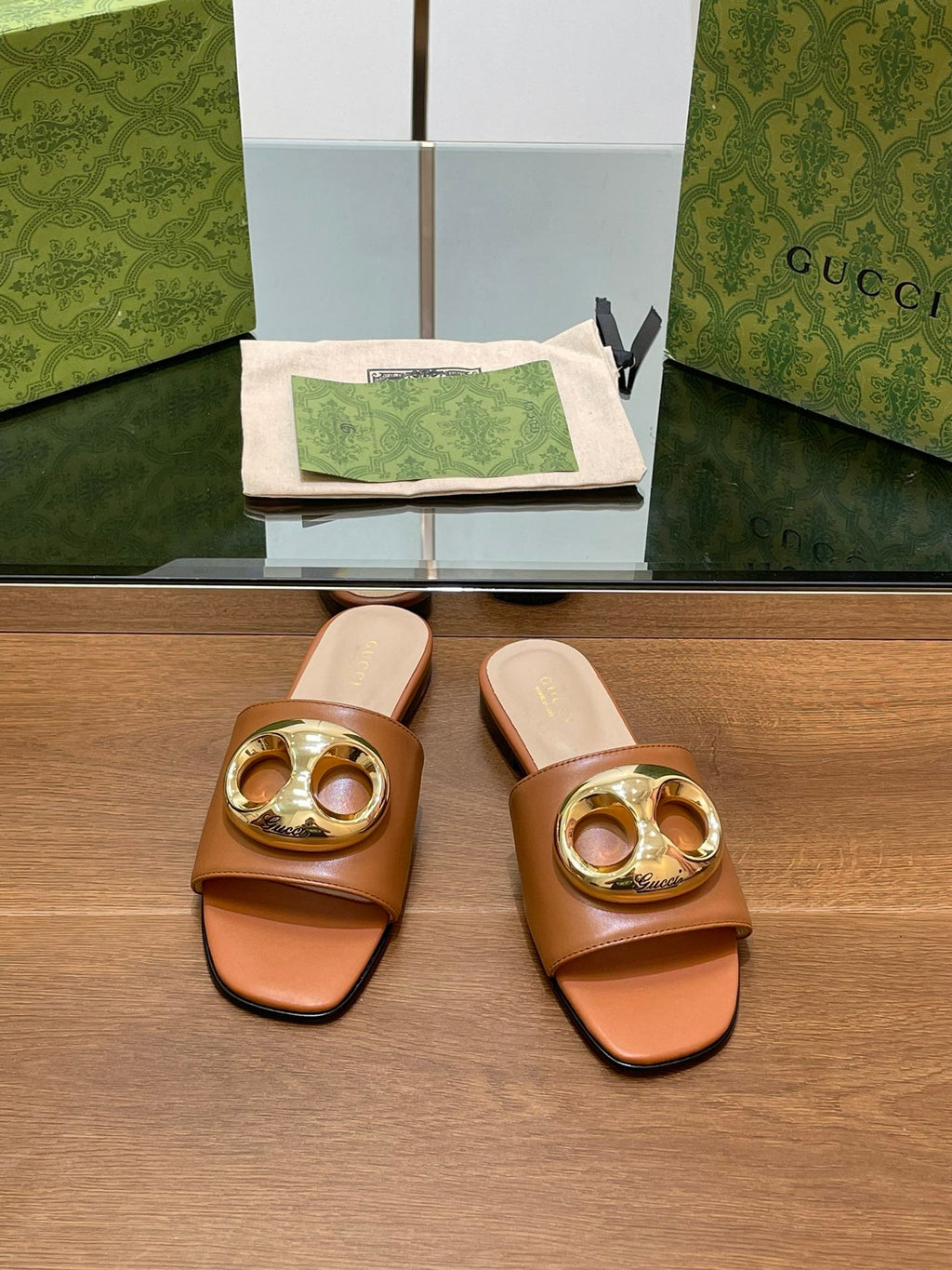 GUCCI FLAT MULE IN BRONE BROWN CALFSKIN WITH GOLD HARDWARE