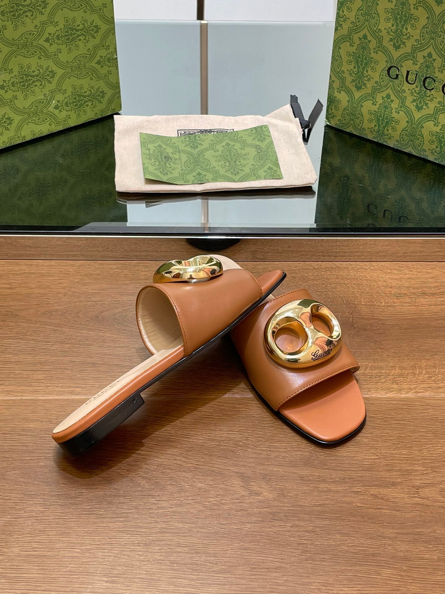 GUCCI FLAT MULE IN BRONE BROWN CALFSKIN WITH GOLD HARDWARE