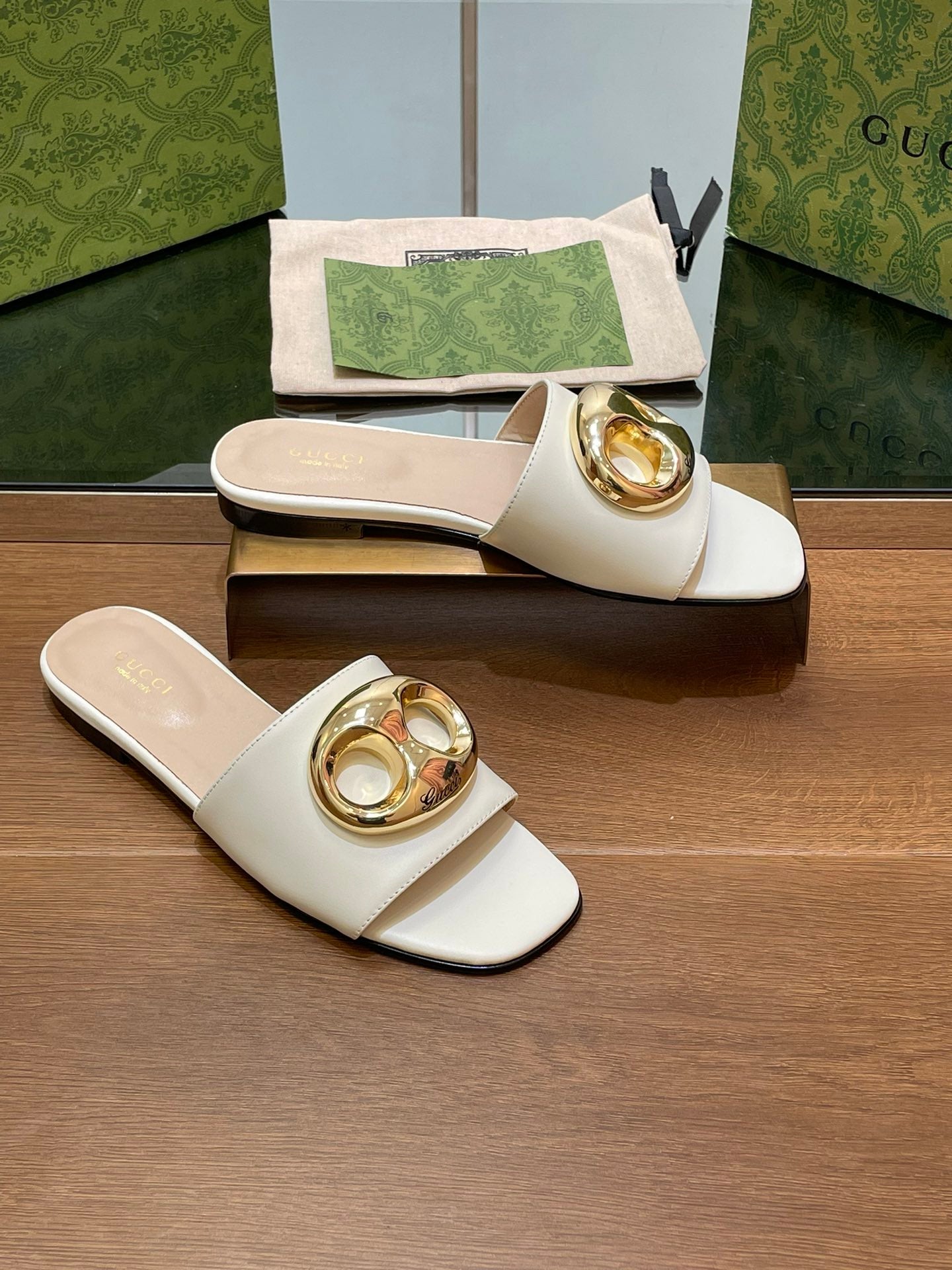 GUCCI FLAT MULE IN WHITE CALFSKIN WITH GOLD HARDWARE