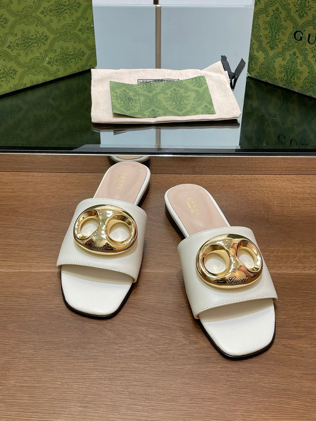 GUCCI FLAT MULE IN WHITE CALFSKIN WITH GOLD HARDWARE