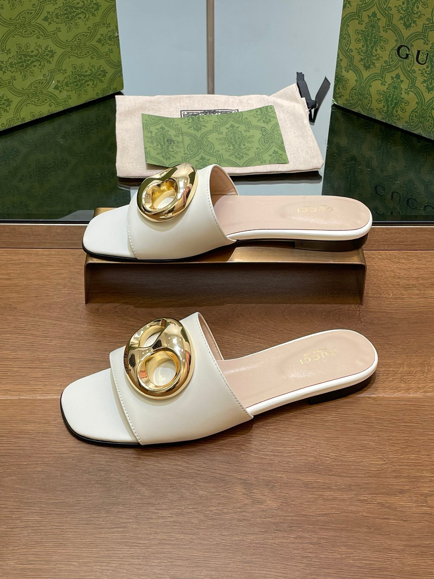GUCCI FLAT MULE IN WHITE CALFSKIN WITH GOLD HARDWARE