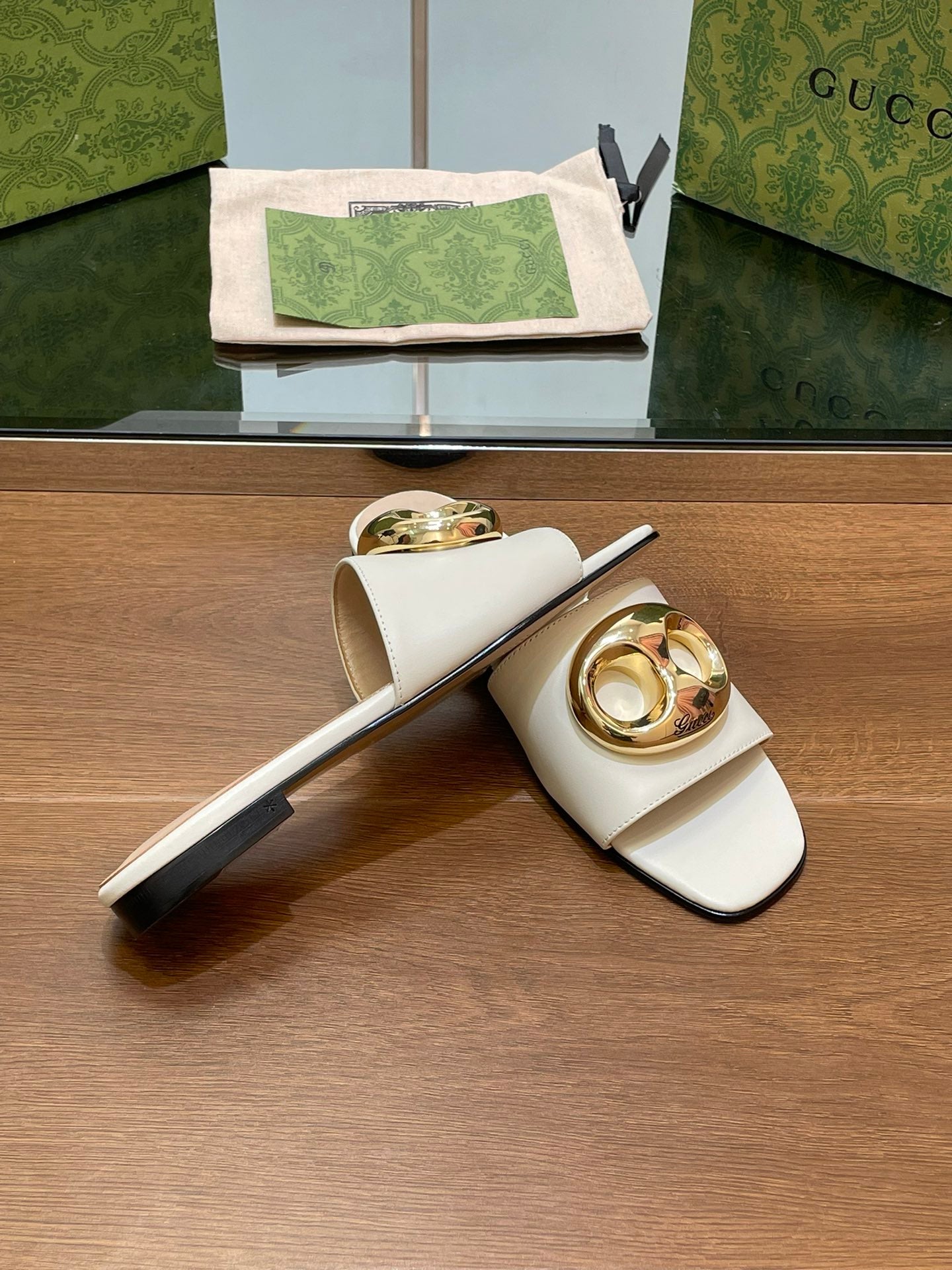GUCCI FLAT MULE IN WHITE CALFSKIN WITH GOLD HARDWARE