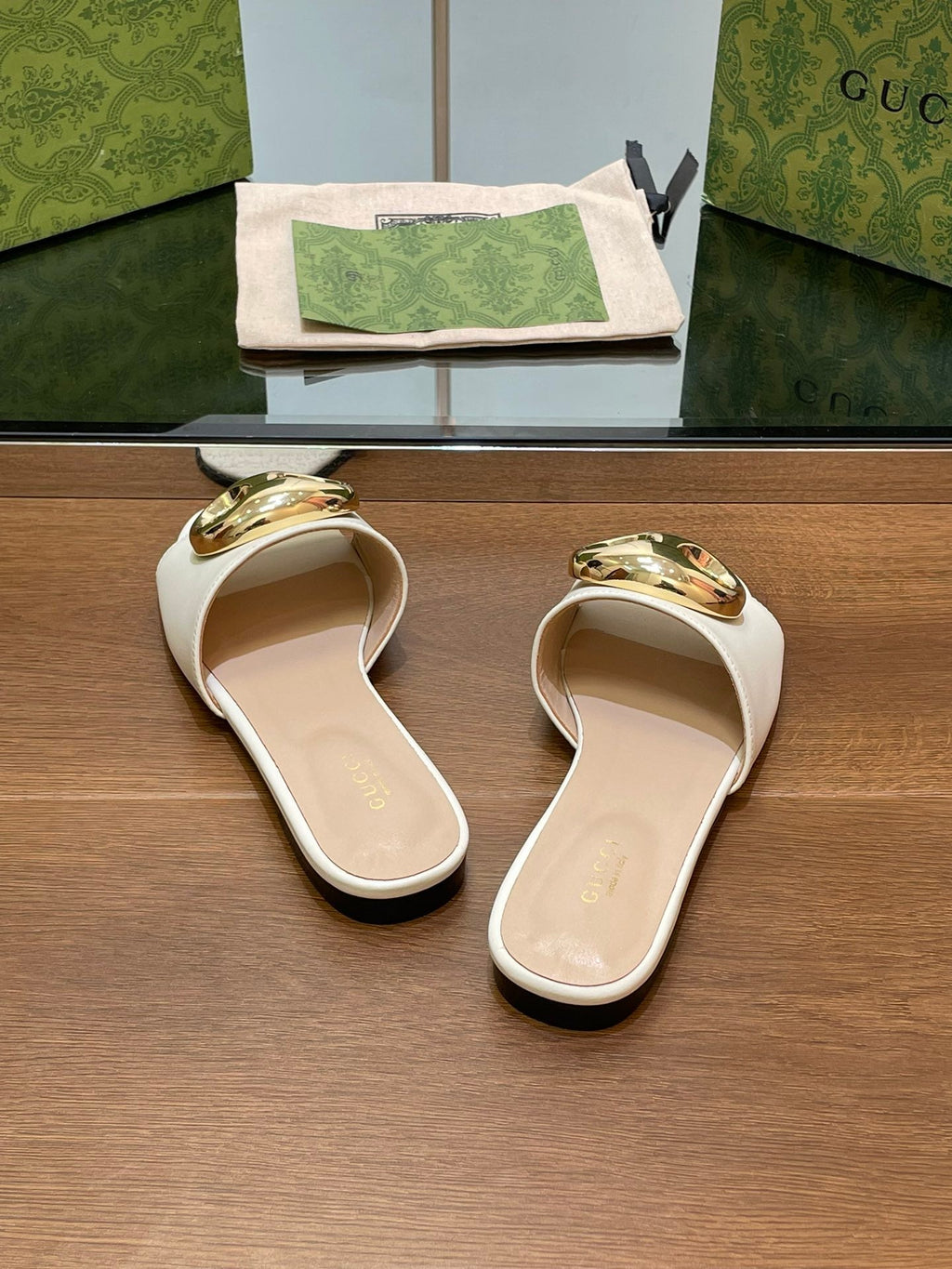 GUCCI FLAT MULE IN WHITE CALFSKIN WITH GOLD HARDWARE