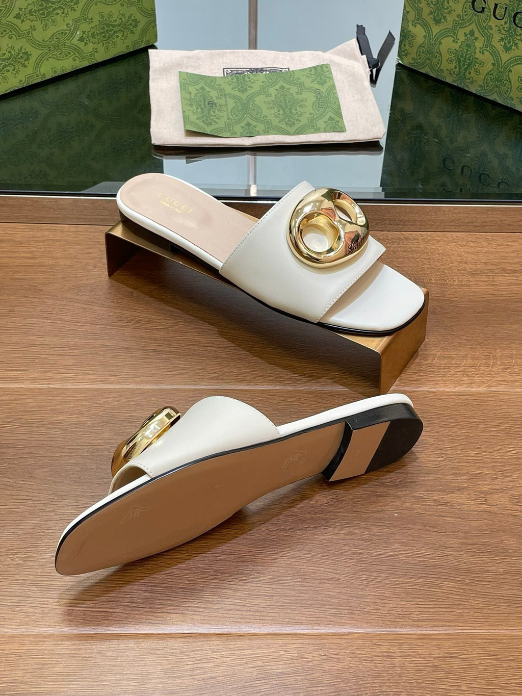 GUCCI FLAT MULE IN WHITE CALFSKIN WITH GOLD HARDWARE