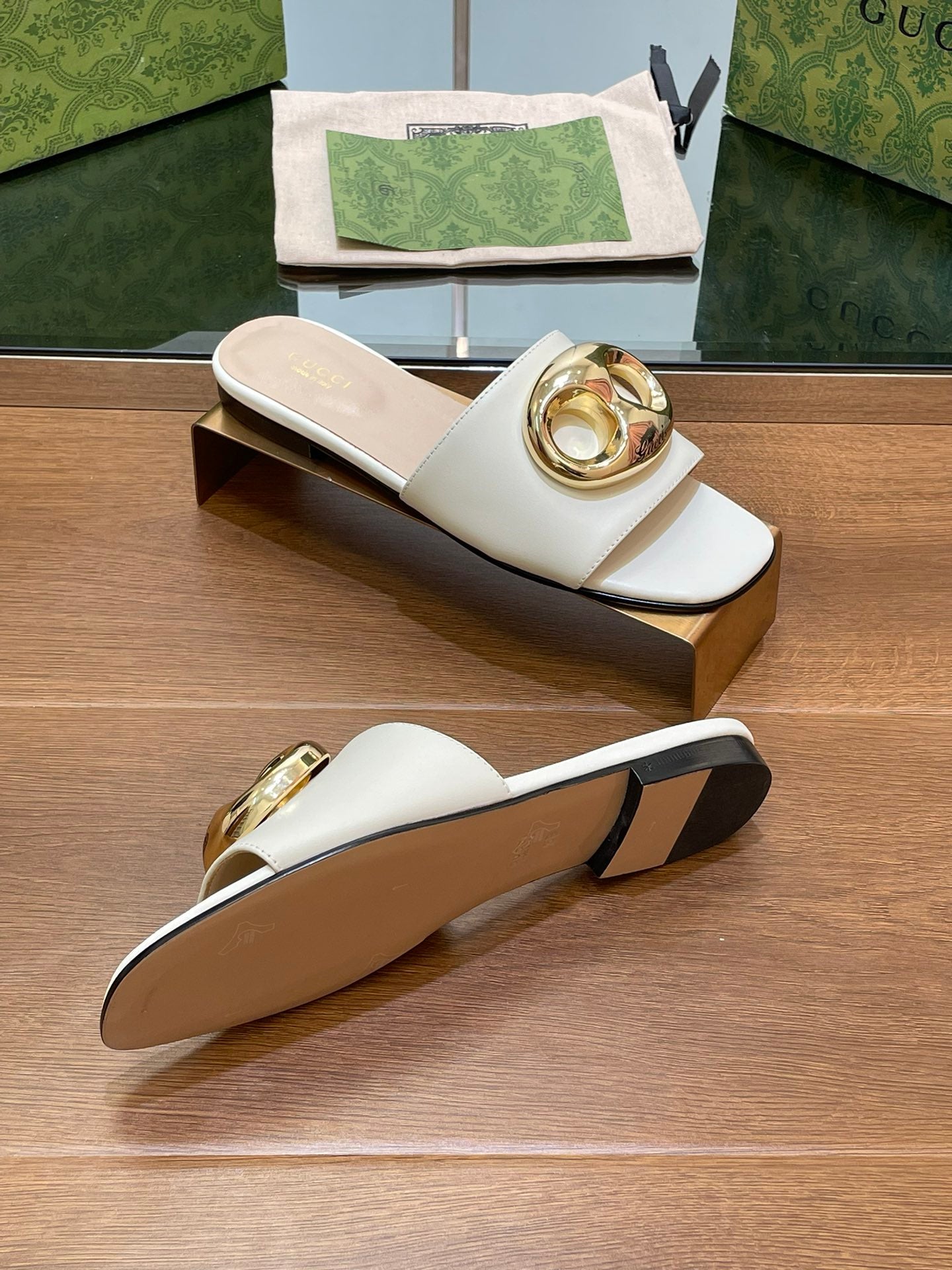 GUCCI FLAT MULE IN WHITE CALFSKIN WITH GOLD HARDWARE