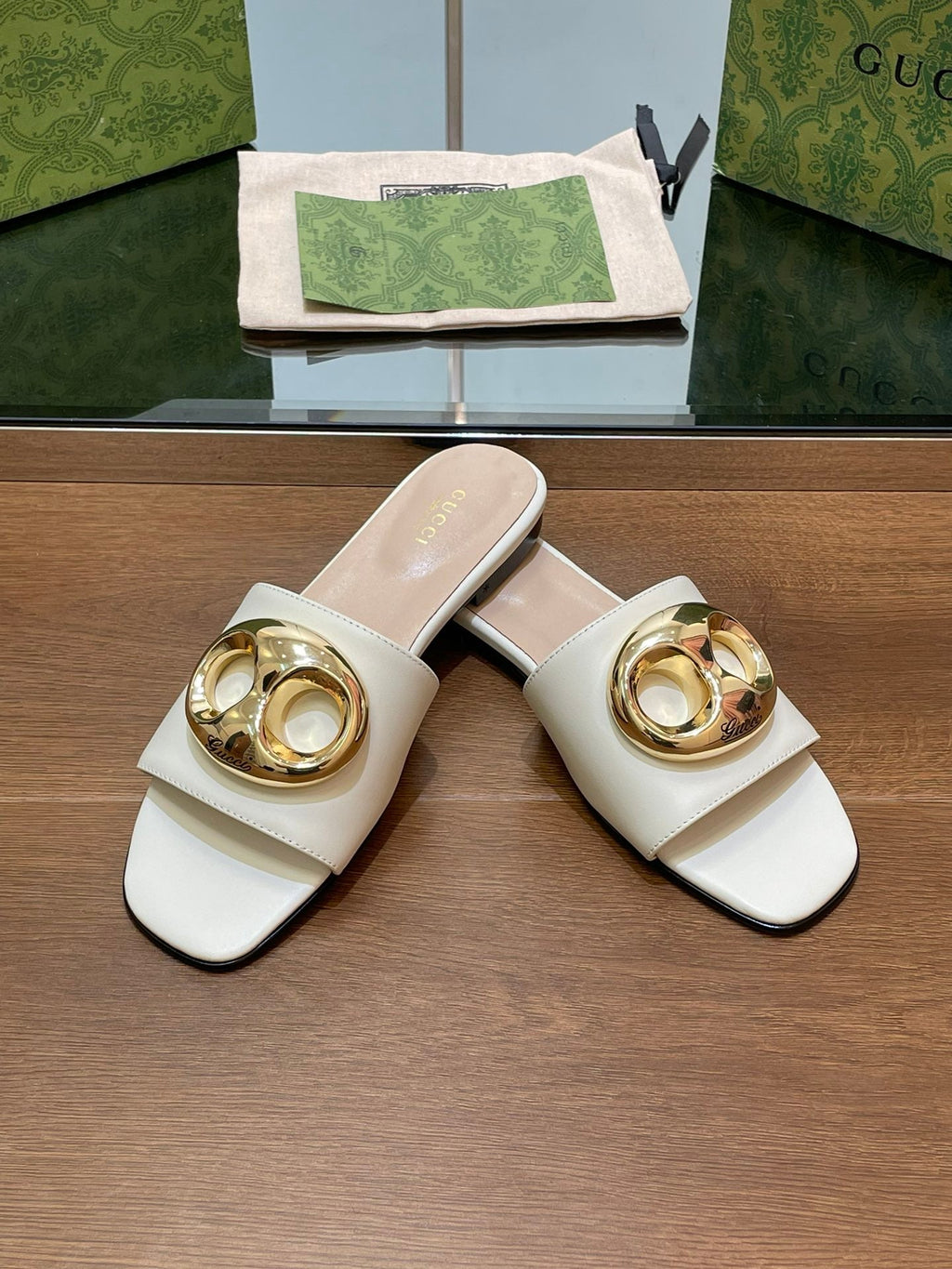GUCCI FLAT MULE IN WHITE CALFSKIN WITH GOLD HARDWARE