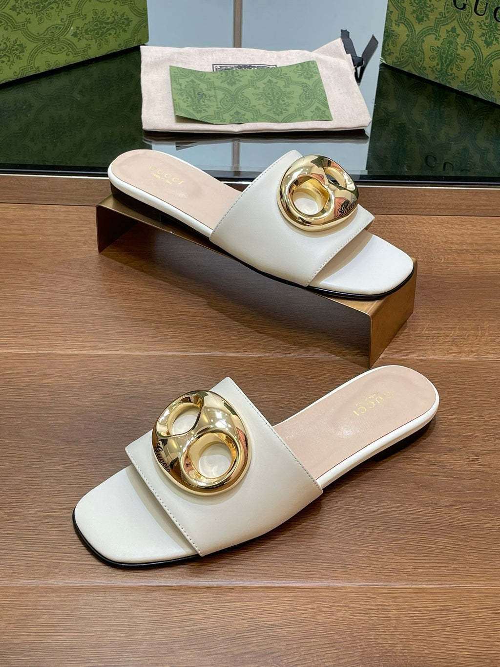 GUCCI FLAT MULE IN WHITE CALFSKIN WITH GOLD HARDWARE