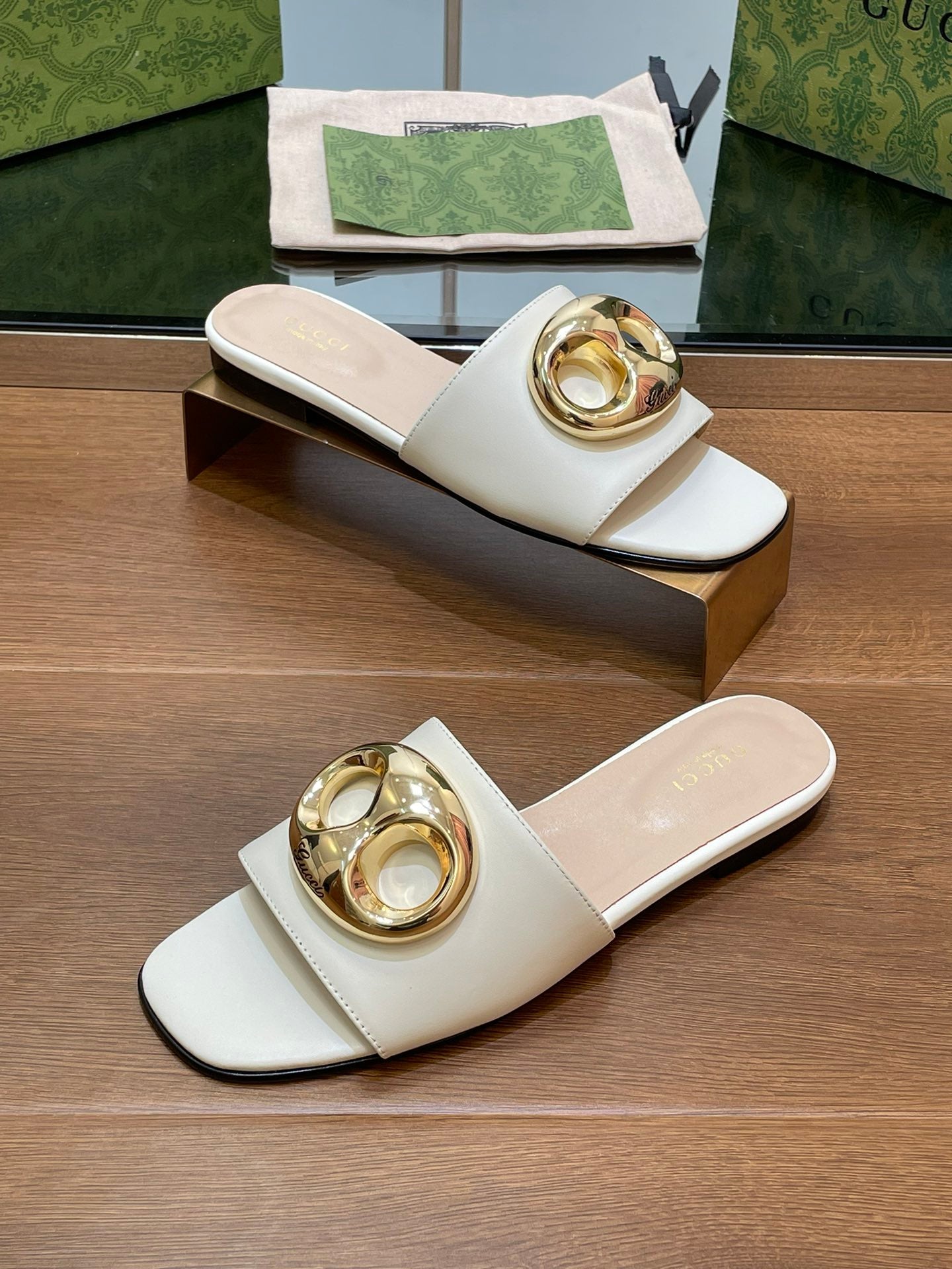 GUCCI FLAT MULE IN WHITE CALFSKIN WITH GOLD HARDWARE