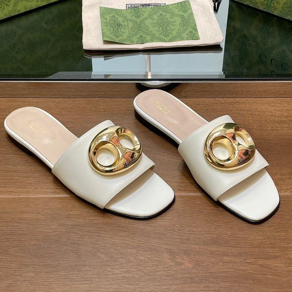 GUCCI FLAT MULE IN WHITE CALFSKIN WITH GOLD HARDWARE