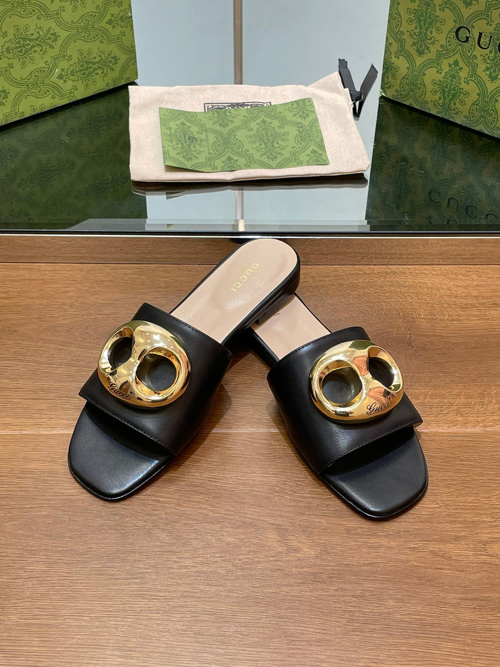 GUCCI FLAT MULE IN BLACK CALFSKIN WITH GOLD HARDWARE