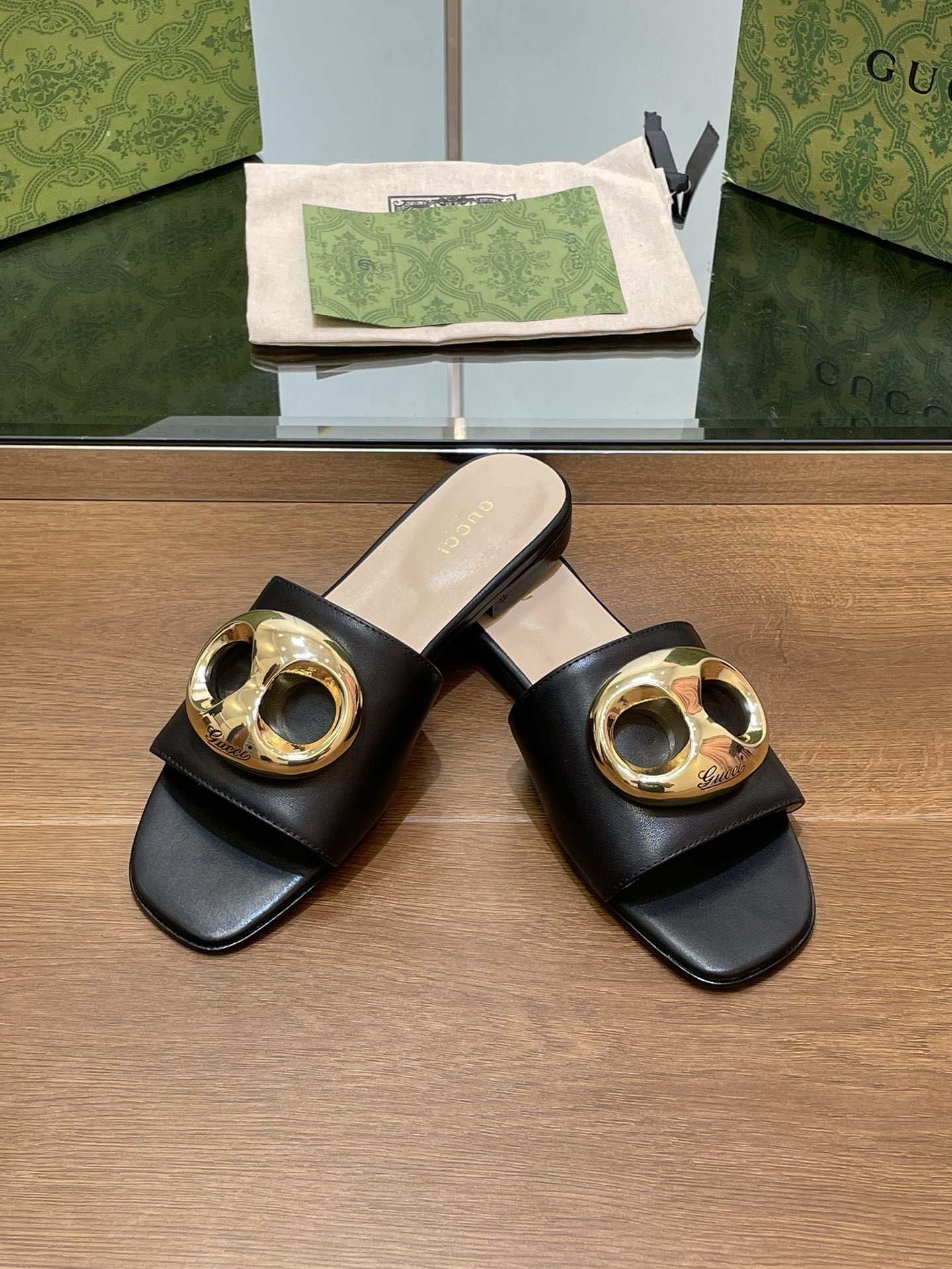 GUCCI FLAT MULE IN BLACK CALFSKIN WITH GOLD HARDWARE