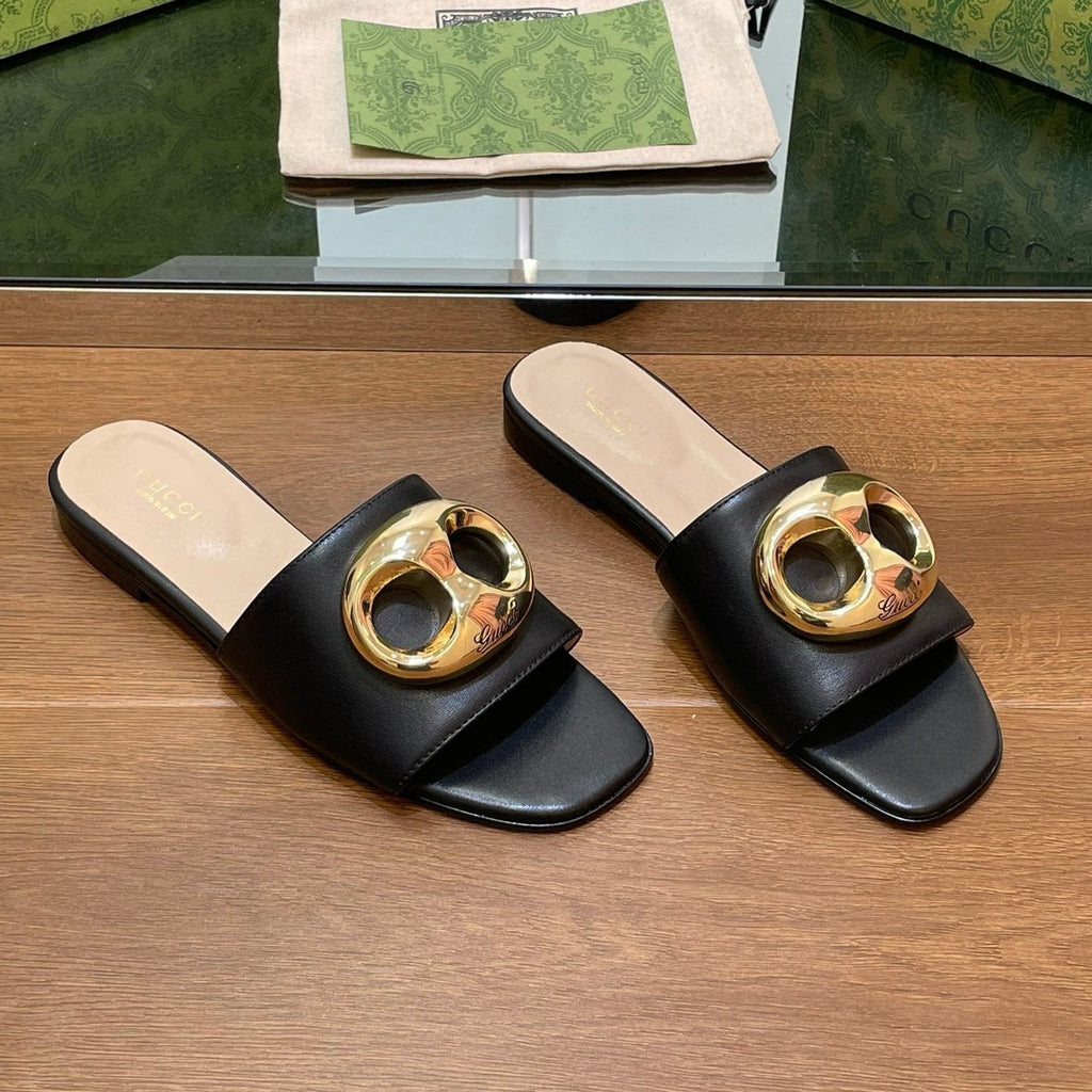 GUCCI FLAT MULE IN BLACK CALFSKIN WITH GOLD HARDWARE