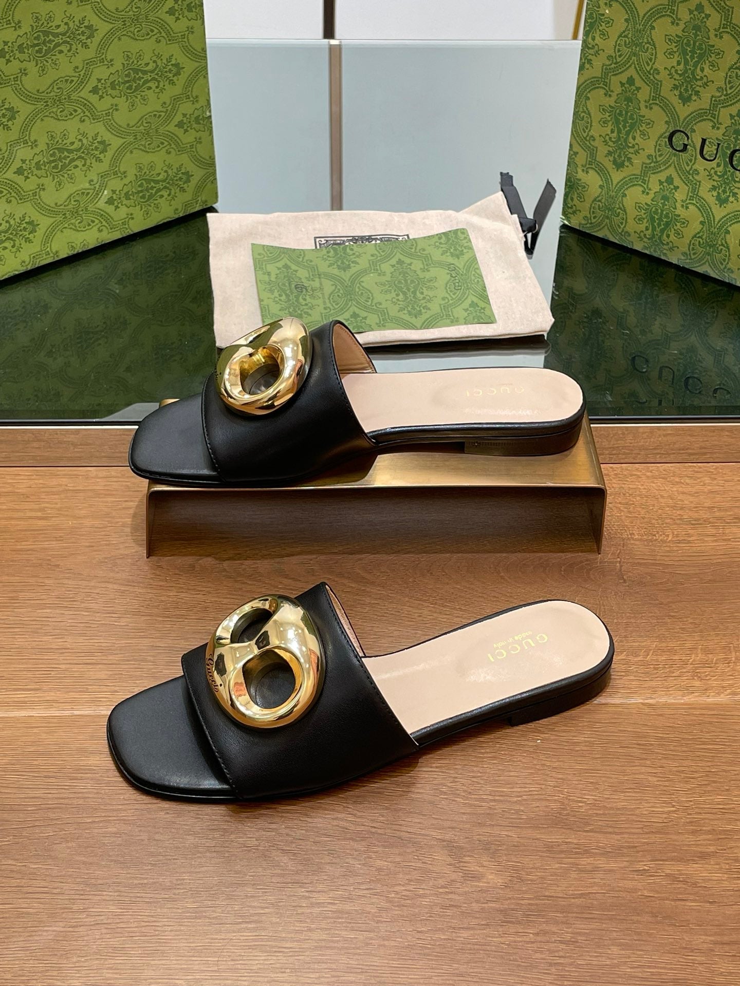 GUCCI FLAT MULE IN BLACK CALFSKIN WITH GOLD HARDWARE