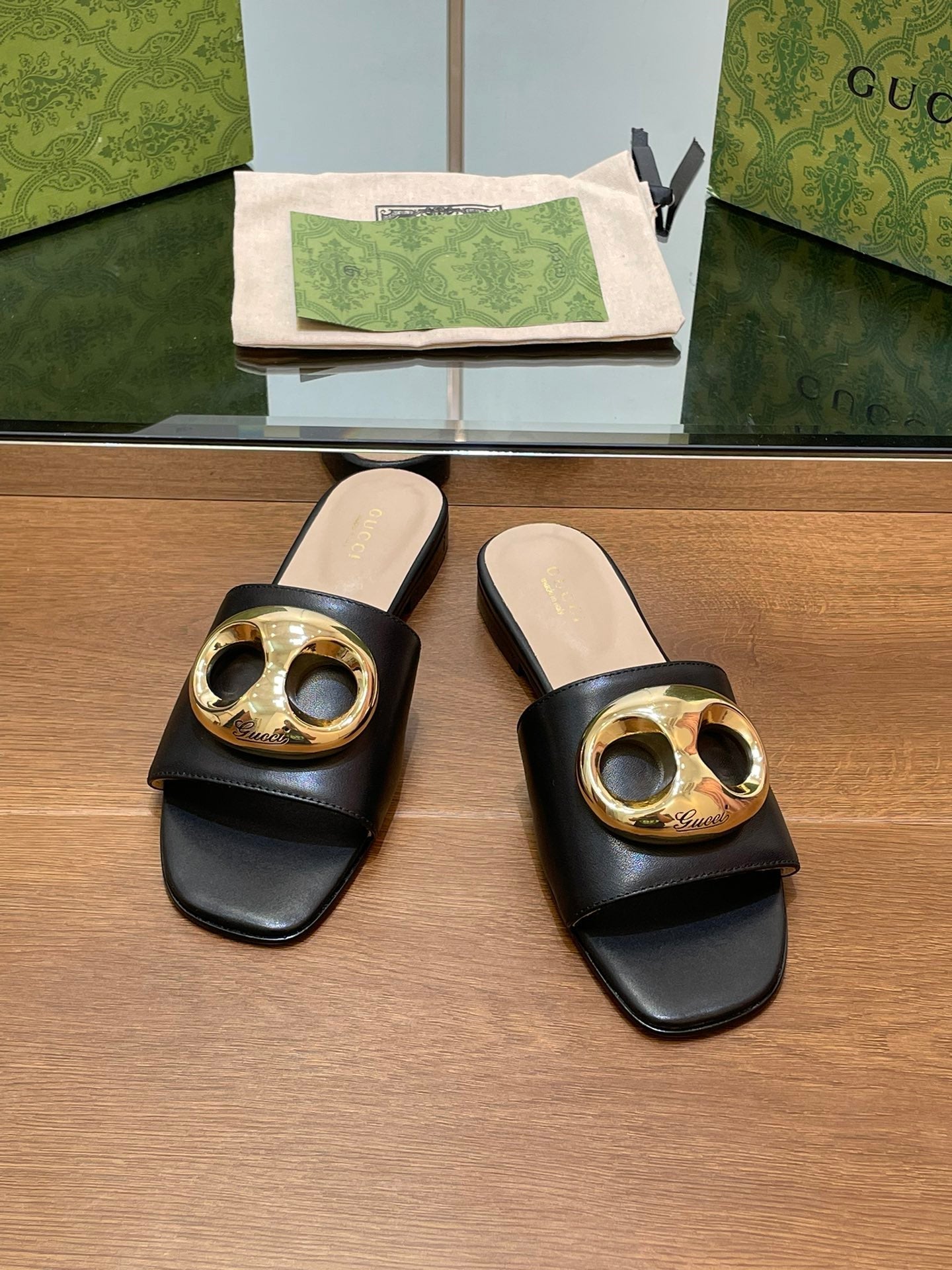 GUCCI FLAT MULE IN BLACK CALFSKIN WITH GOLD HARDWARE