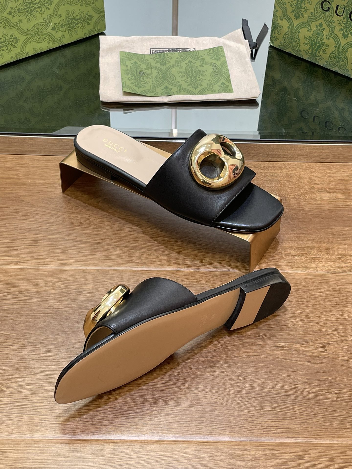 GUCCI FLAT MULE IN BLACK CALFSKIN WITH GOLD HARDWARE