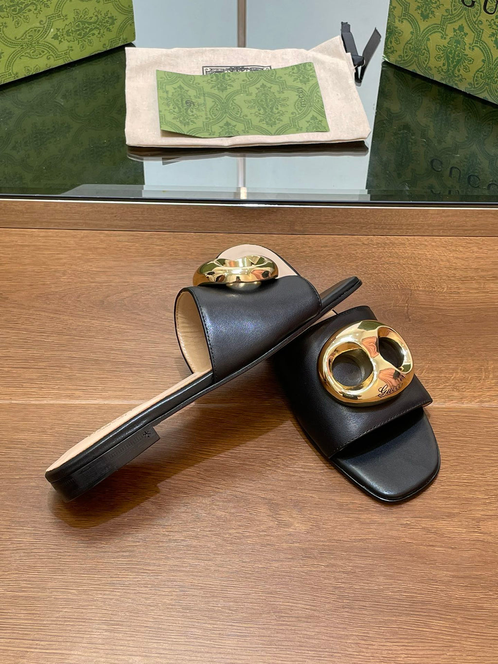 GUCCI FLAT MULE IN BLACK CALFSKIN WITH GOLD HARDWARE