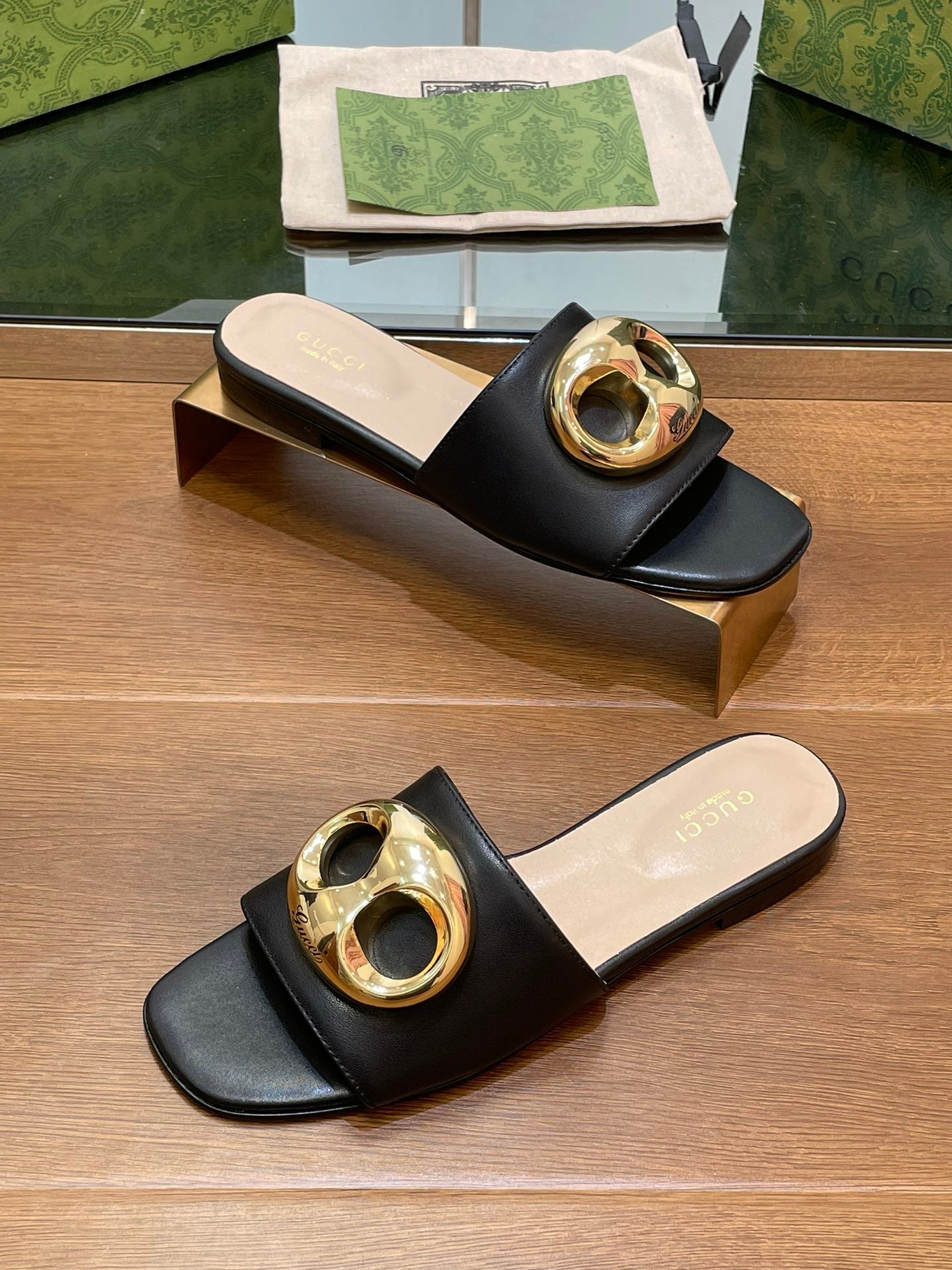 GUCCI FLAT MULE IN BLACK CALFSKIN WITH GOLD HARDWARE