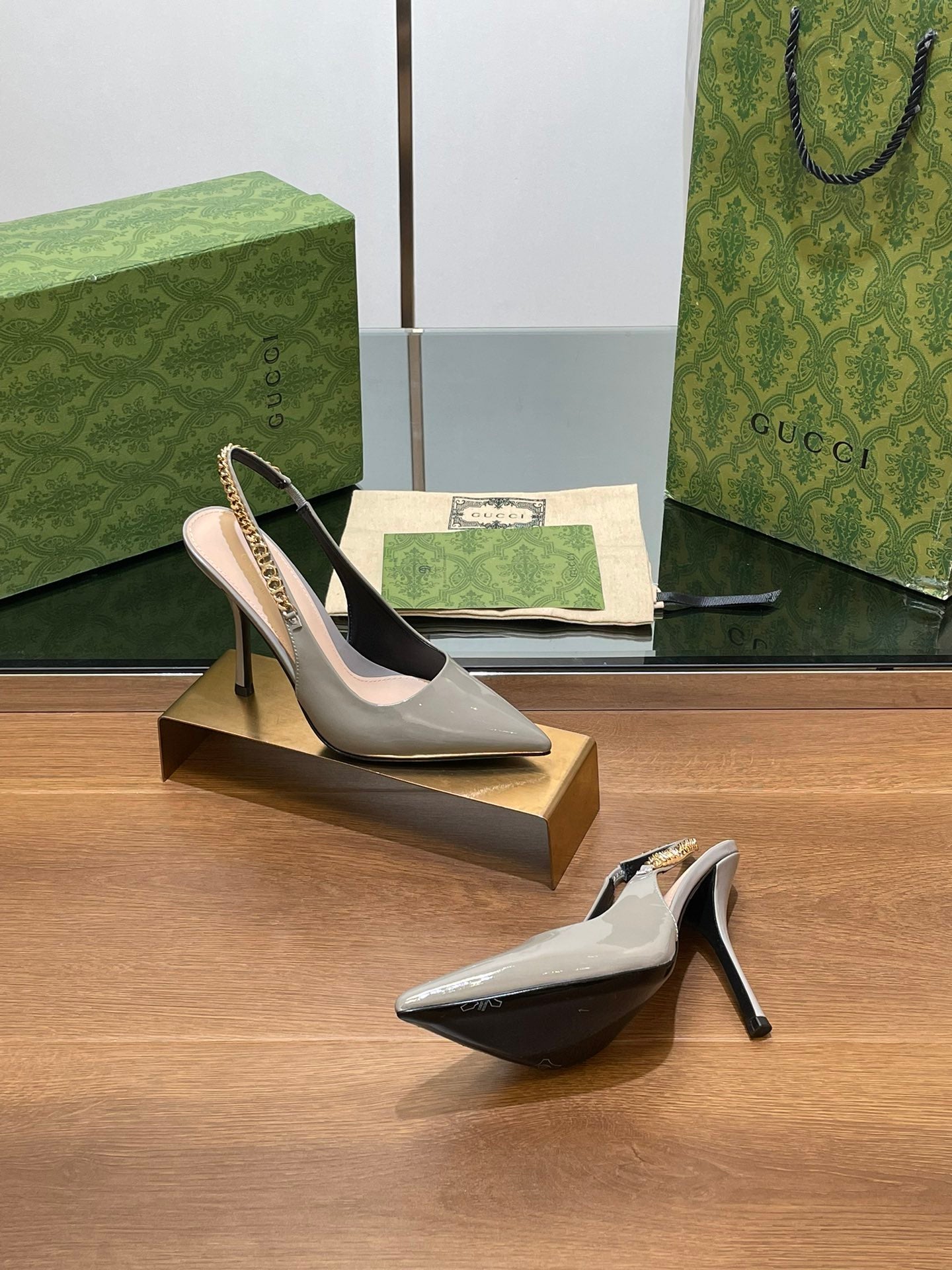 GUCCI HIGH SLINGBACK 10.5 CM IN DOVE GREY GLOSSY CALFSKIN WITH GOLD HARDWARE