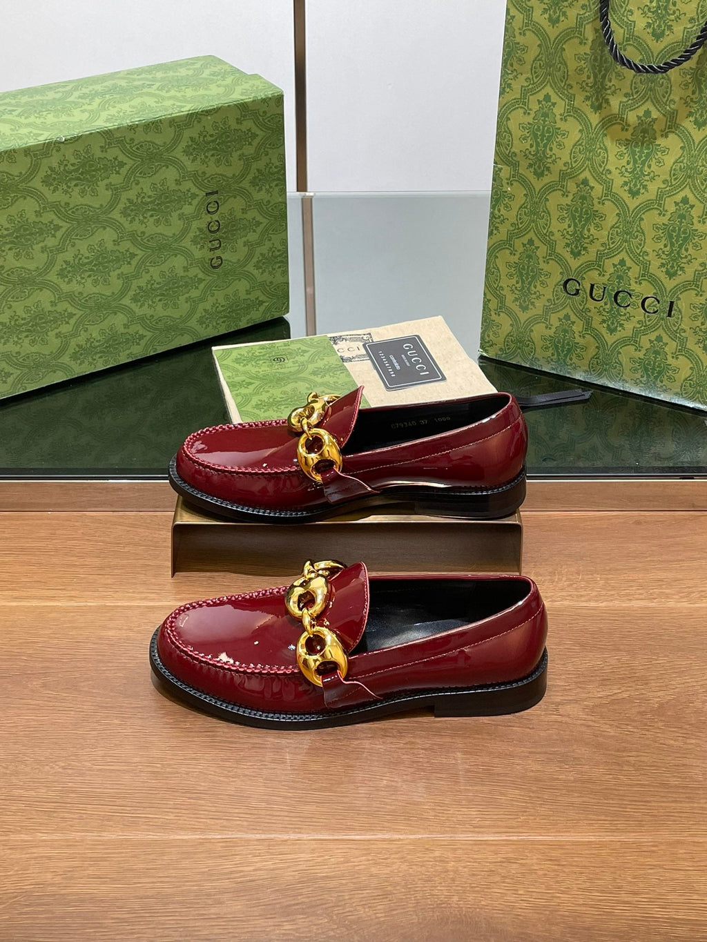 GUCCI LOAFER SHOES IN BLOOD RED CALFSKIN WITH GOLD HARDWARE