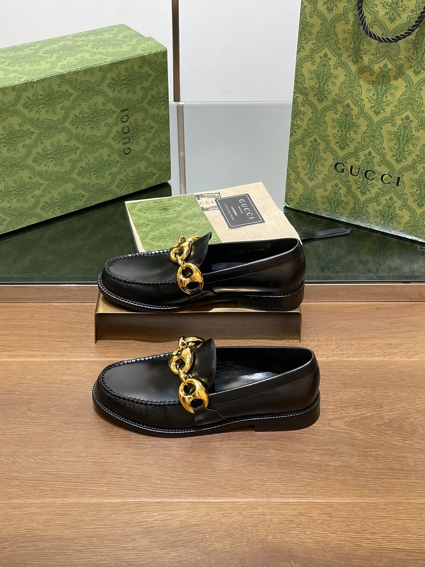 GUCCI LOAFER SHOES IN BLACK CALFSKIN WITH GOLD HARDWARE