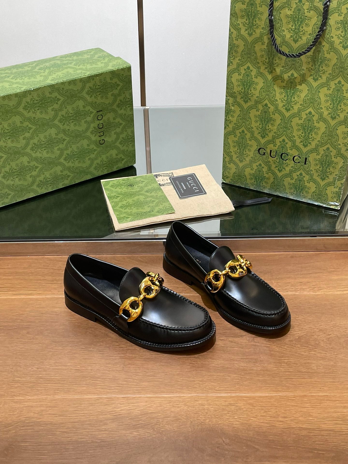 GUCCI LOAFER SHOES IN BLACK CALFSKIN WITH GOLD HARDWARE