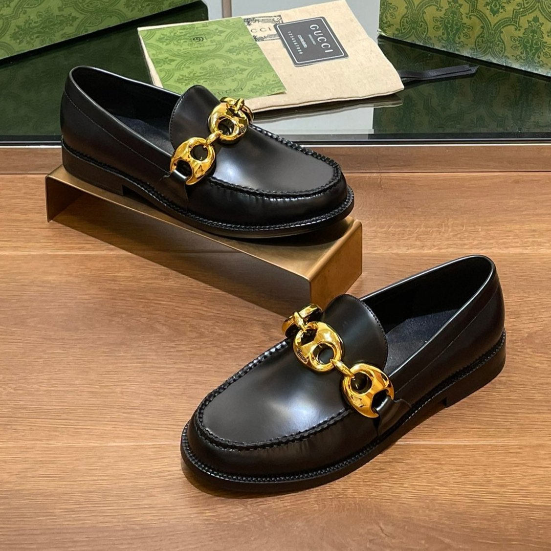 GUCCI LOAFER SHOES IN BLACK CALFSKIN WITH GOLD HARDWARE