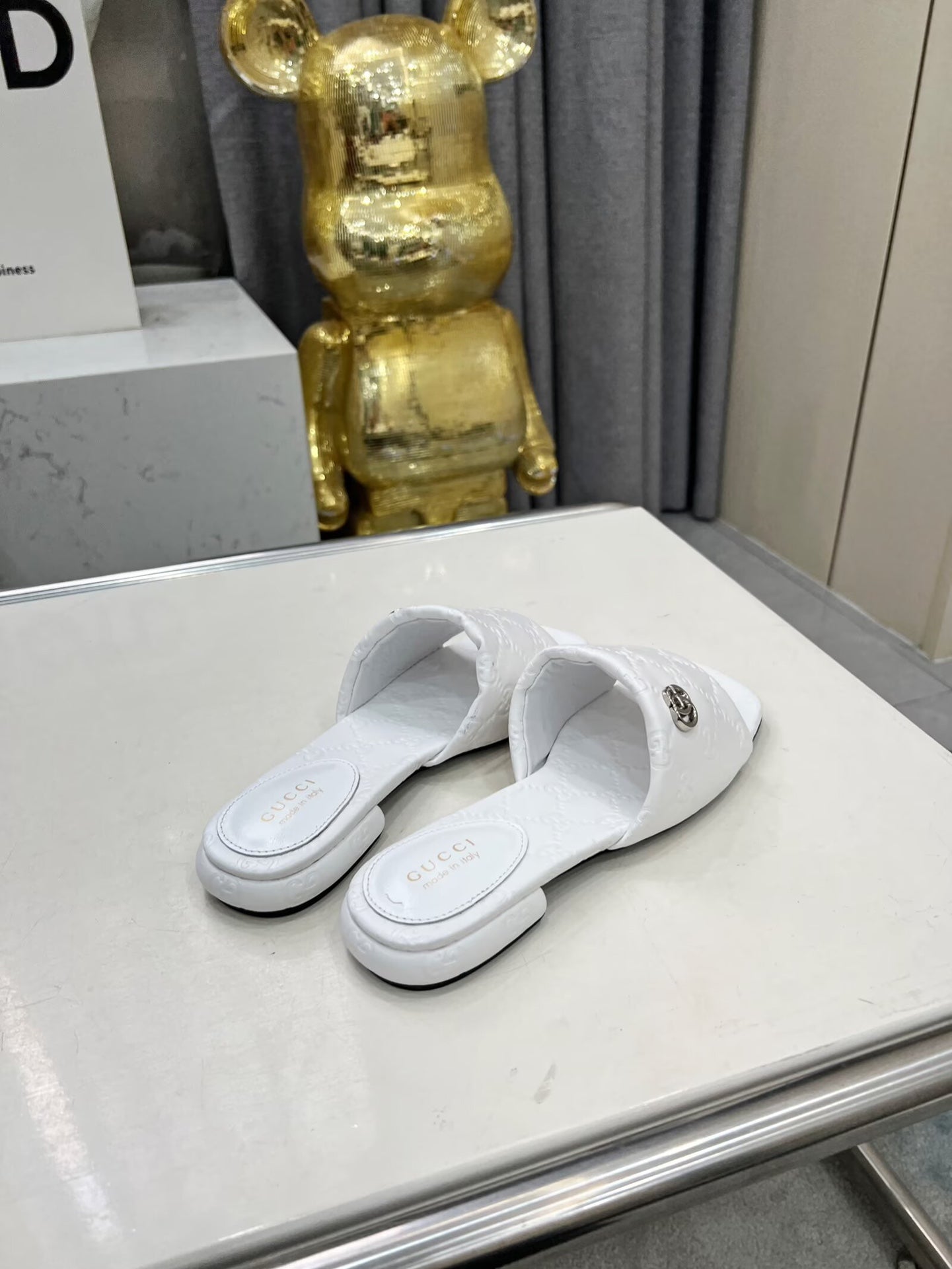GUCCI CASUAL SLIPPERS IN WHITE CALFSKIN LOGO EMBOSSING