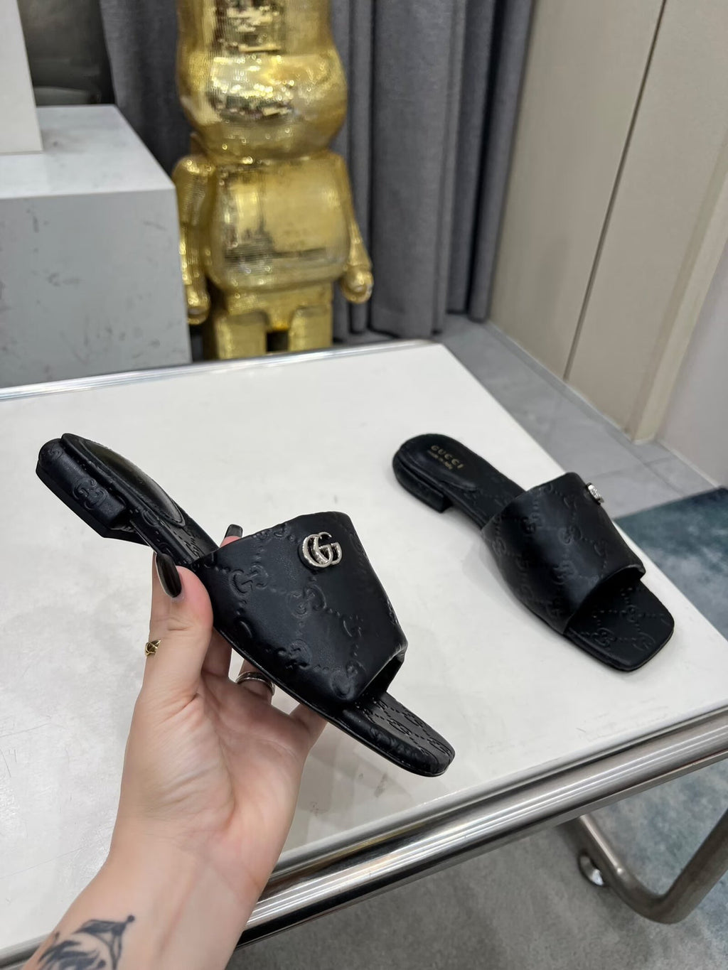 GUCCI CASUAL SLIPPERS IN BLACK CALFSKIN LOGO EMBOSSING