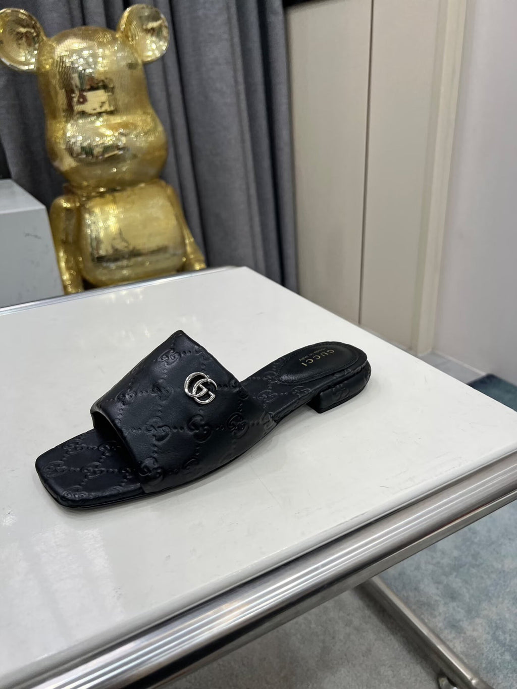 GUCCI CASUAL SLIPPERS IN BLACK CALFSKIN LOGO EMBOSSING