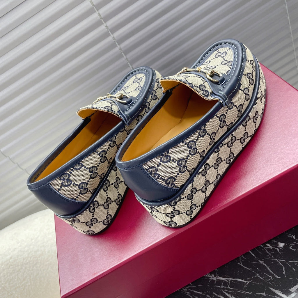 GUCCI HORSEBIT PLATFORM LOAFER IN TAN BEIGEMONOGRAM JACQUARD FABRIC AND NAVY BLUE CALFSKIN